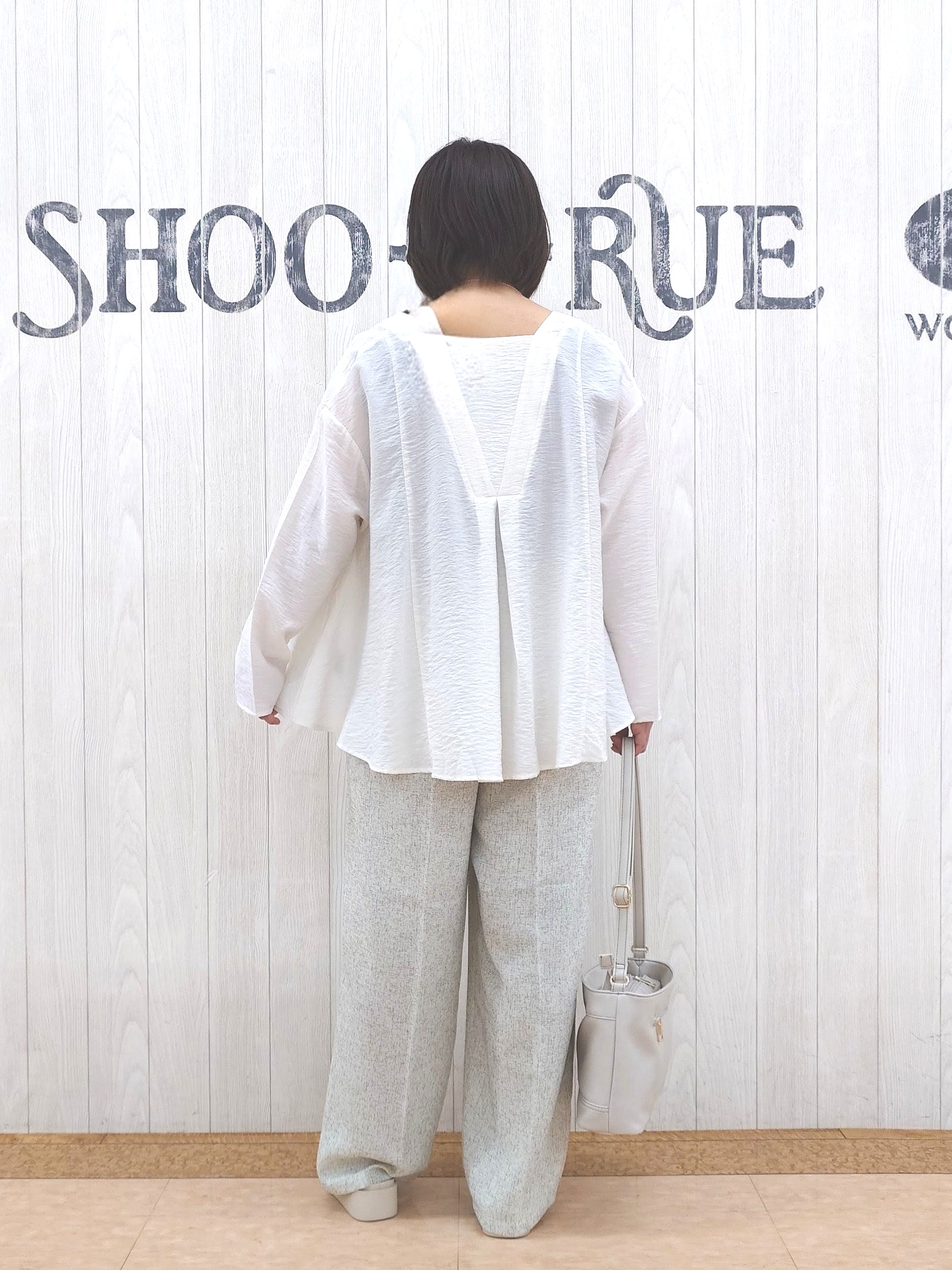 とろろさんの「SHOO･LA･RUE｜【洗濯機可/S-LL】お顔周りすっきり 大人のシアーシャツカーディガン」を使ったコーディネート