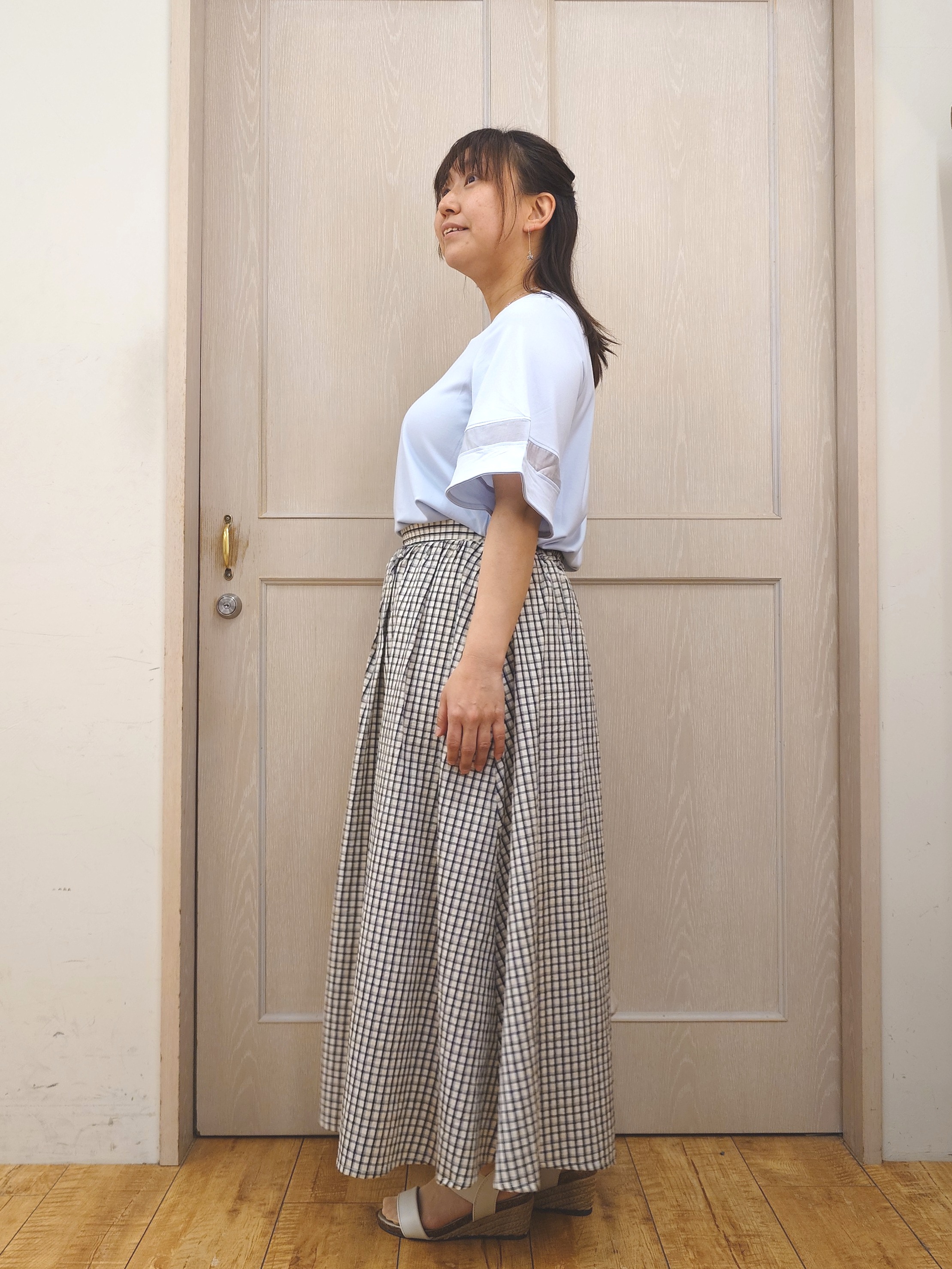 とろろさんの「SHOO･LA･RUE｜【洗濯機後しわになりにくい/S-LL】お袖のシアーで抜け感プラス 二の腕隠せるフレアスリーブトップス」を使ったコーディネート