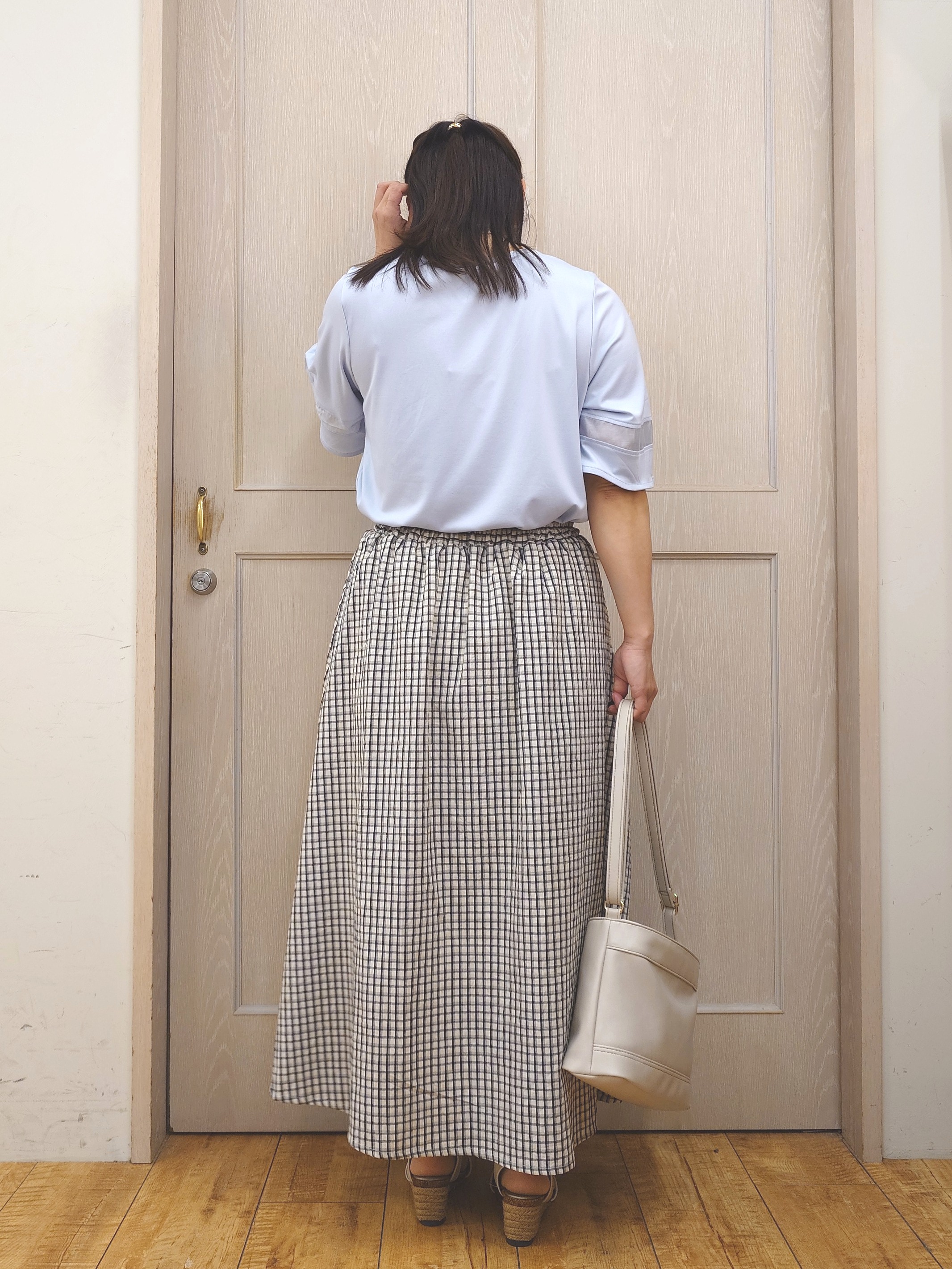 とろろさんの「SHOO･LA･RUE｜【洗濯機後しわになりにくい/S-LL】お袖のシアーで抜け感プラス 二の腕隠せるフレアスリーブトップス」を使ったコーディネート