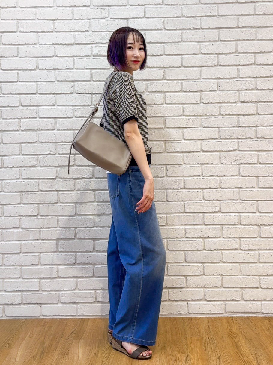 𝐜𝐡𝐢𝐤𝐚さんの「SHOO･LA･RUE｜【洗濯機可/S-LL】金ボタンが上品 カノコ編み配色クルーネックニット」を使ったコーディネート