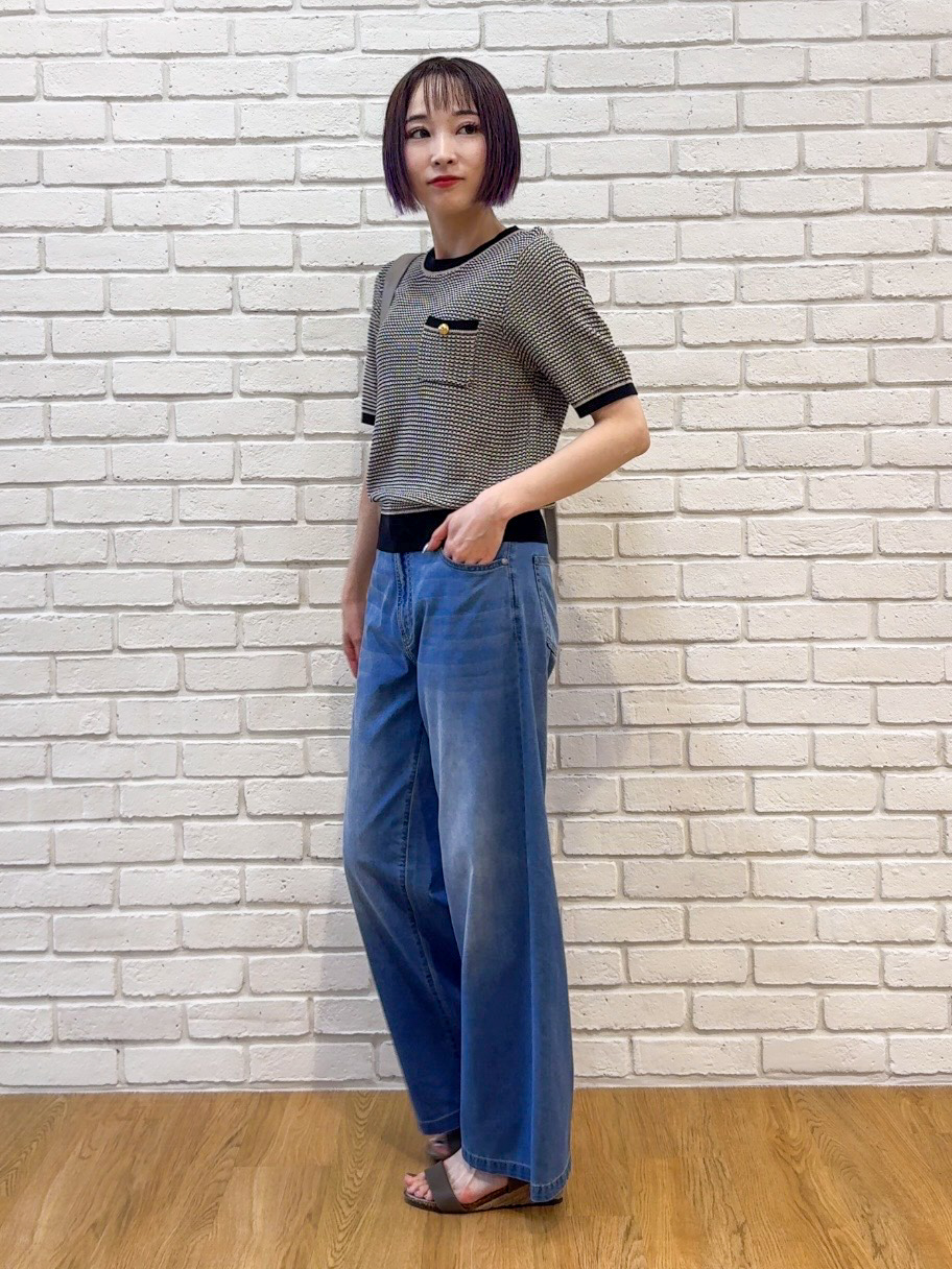𝐜𝐡𝐢𝐤𝐚さんの「SHOO･LA･RUE｜【洗濯機可/S-LL】金ボタンが上品 カノコ編み配色クルーネックニット」を使ったコーディネート
