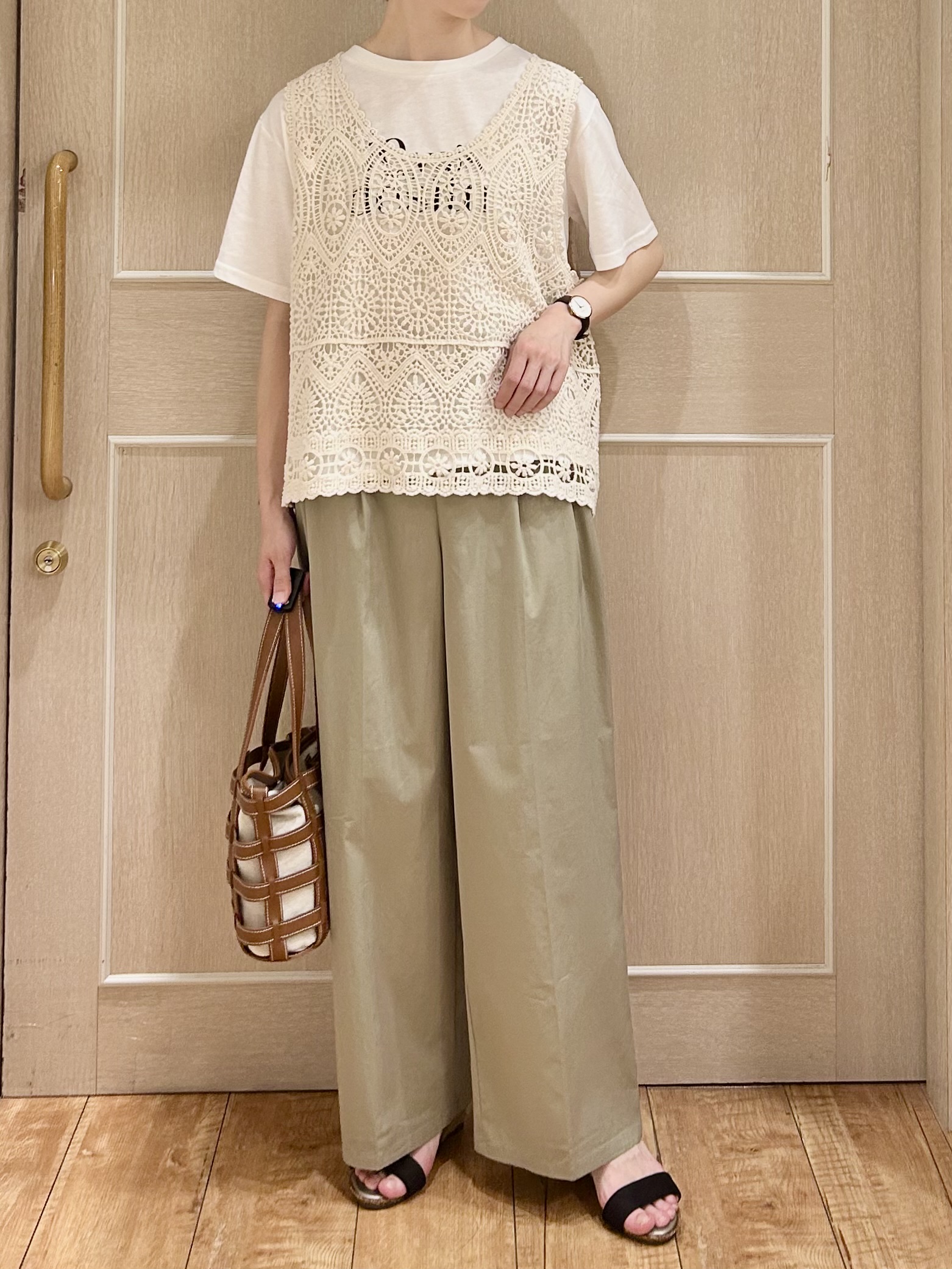 ちぐささんの「SHOO･LA･RUE｜【2点セット/S-LL】透かしクロシェ編みベスト＋ロゴT 大人の涼やかセット」を使ったコーディネート