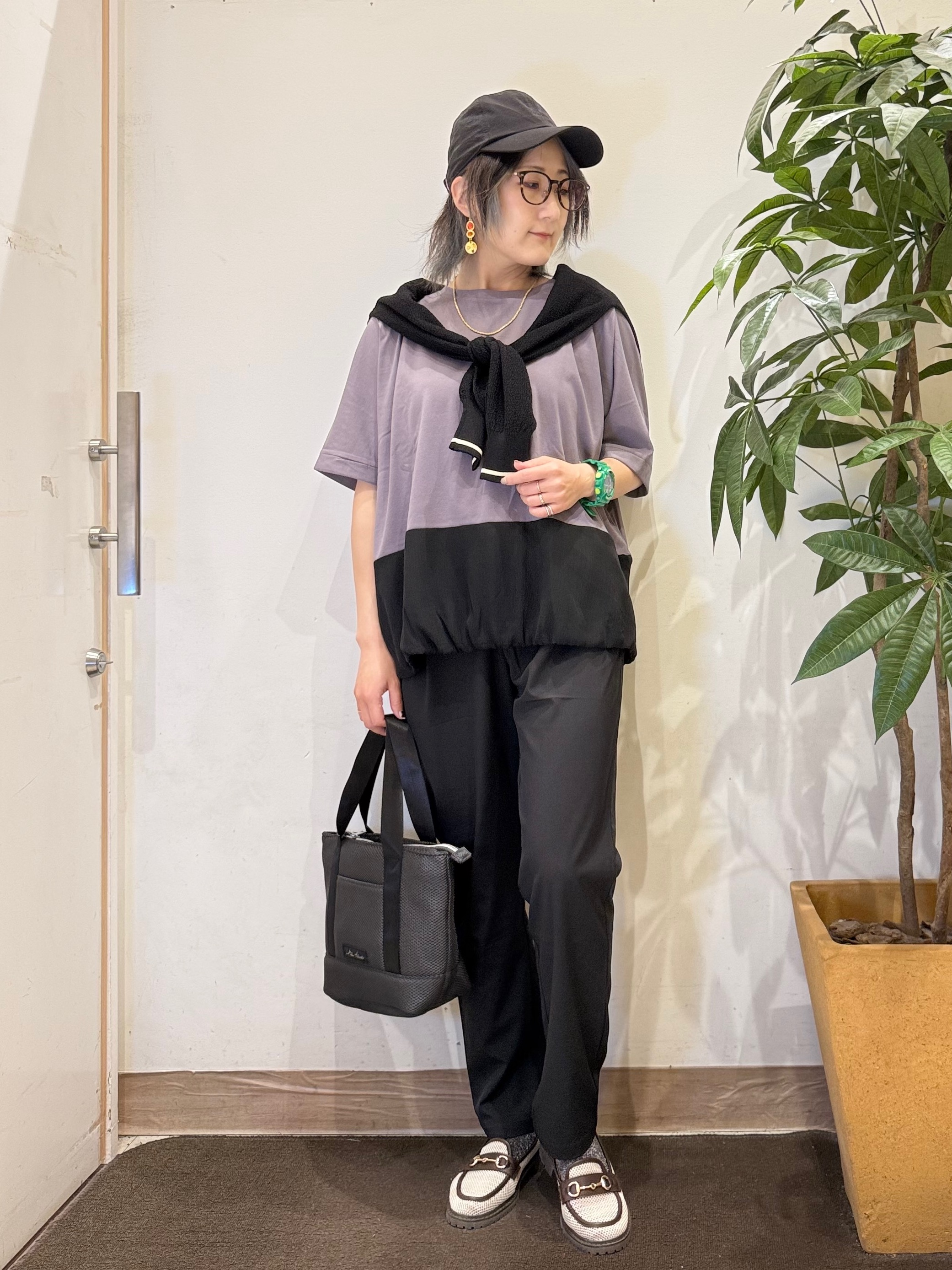 misakiさんの「SHOO･LA･RUE｜【洗濯機可/体型カバー】インせず着られる 裾配色 ゆったりバルーントップス」を使ったコーディネート