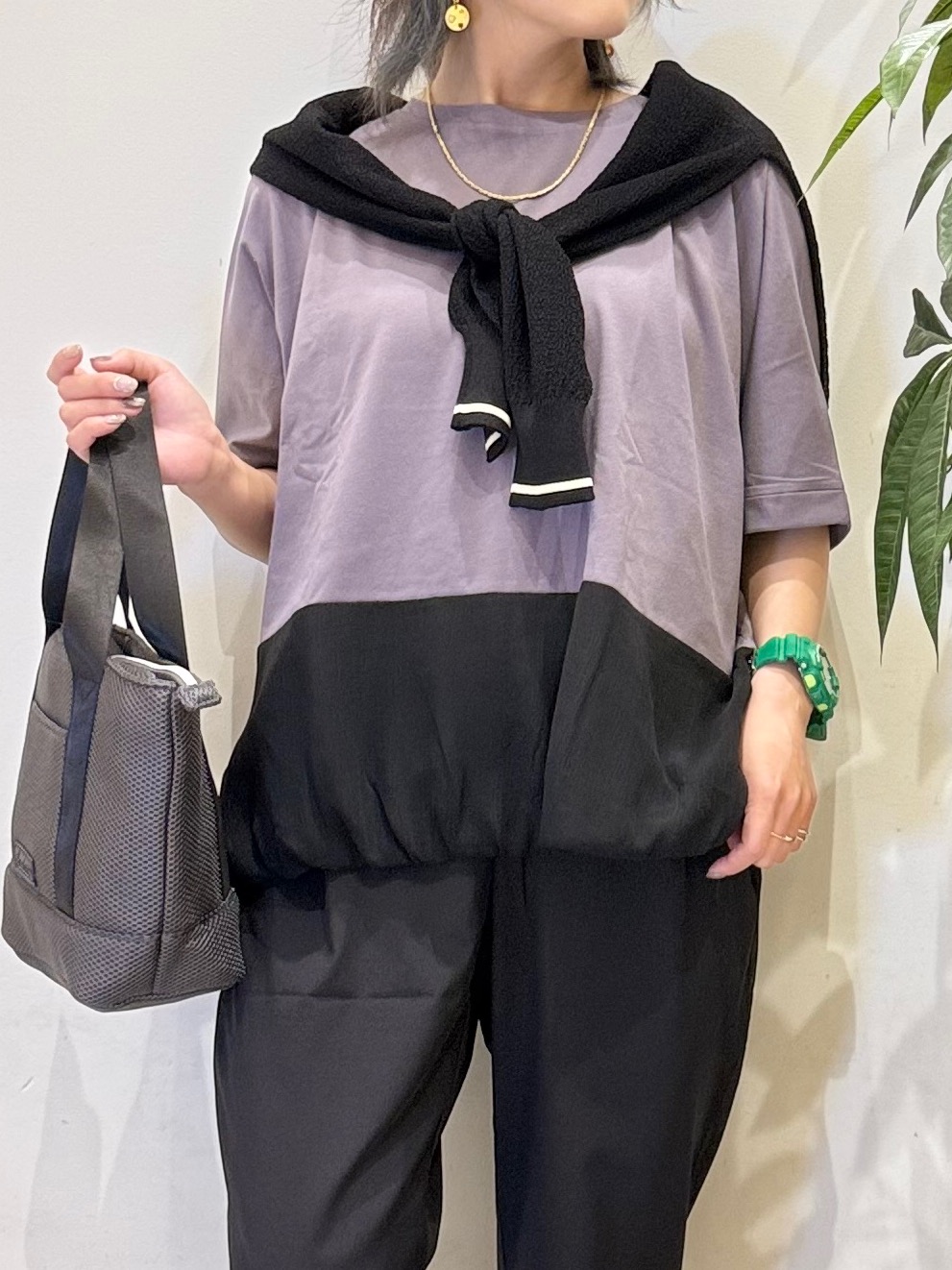 misakiさんの「SHOO･LA･RUE｜【洗濯機可/体型カバー】インせず着られる 裾配色 ゆったりバルーントップス」を使ったコーディネート