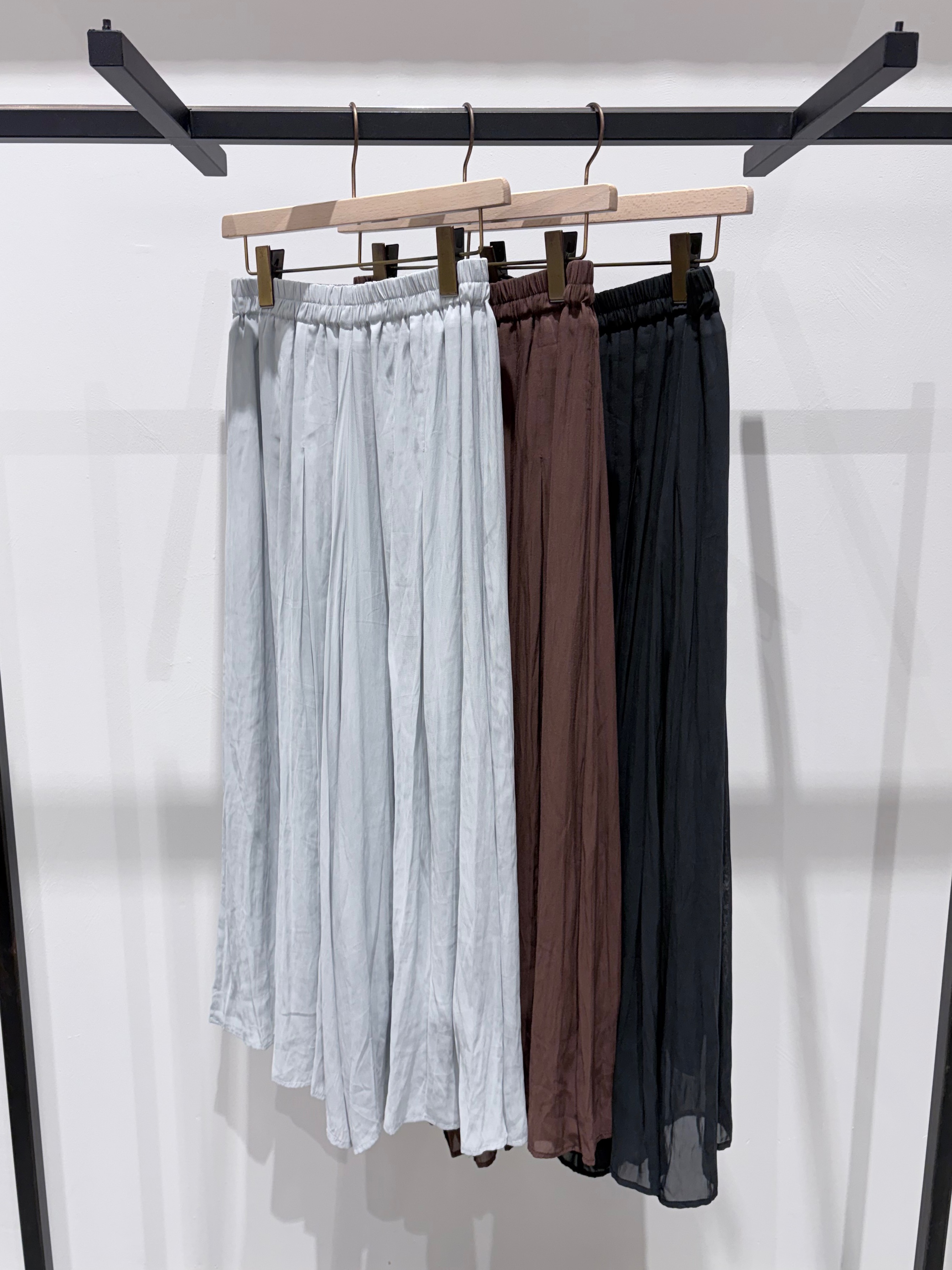 ARISAさんの「grove｜高評価！【シリーズ累計36万枚！名品ニット】やわらかドライタッチ スカラップスリーブニット」を使ったコーディネート