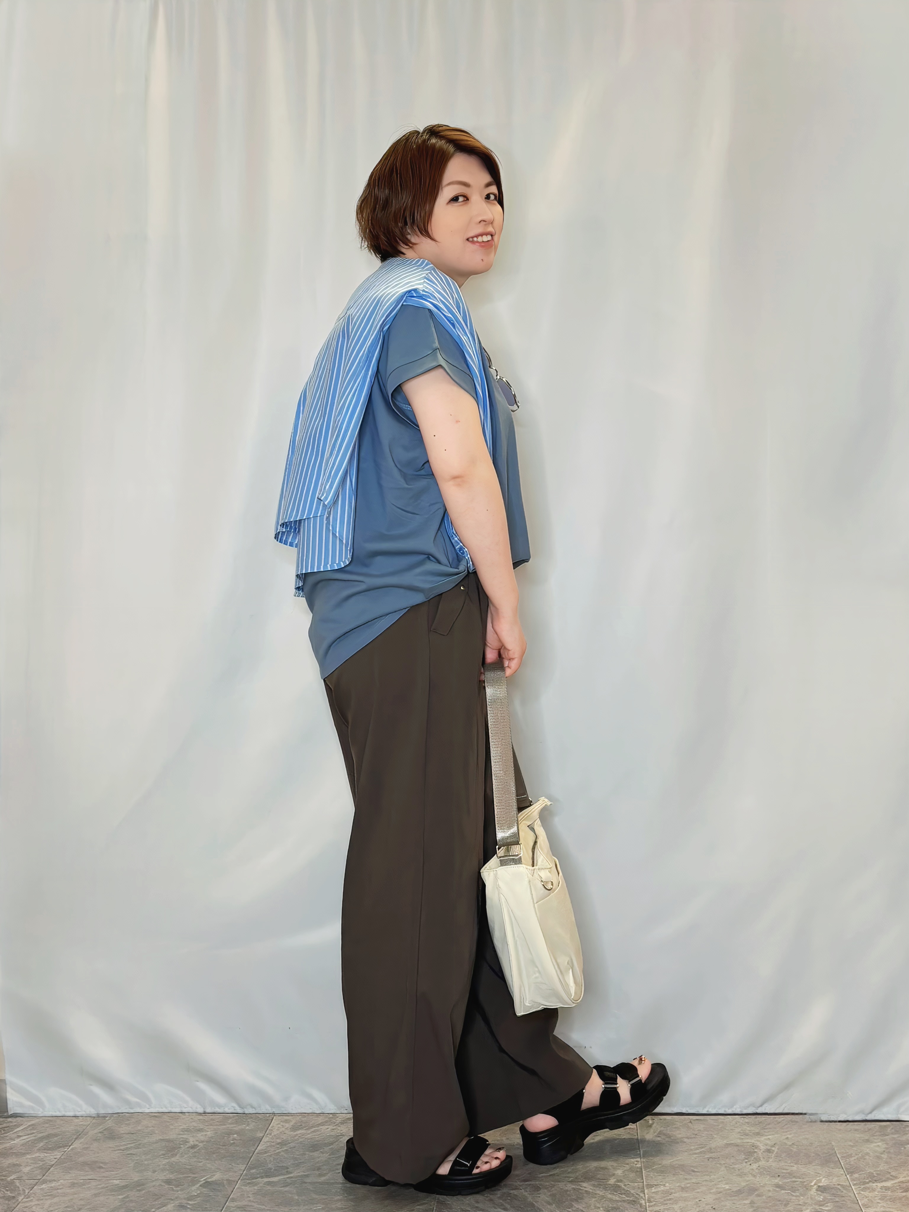 たみさんの「SHOO･LA･RUE｜【汗じみ防止/S-LL/体型カバー/洗濯機可】汗じみが気になりにくい 大人の刺繍ロゴTシャツ」を使ったコーディネート