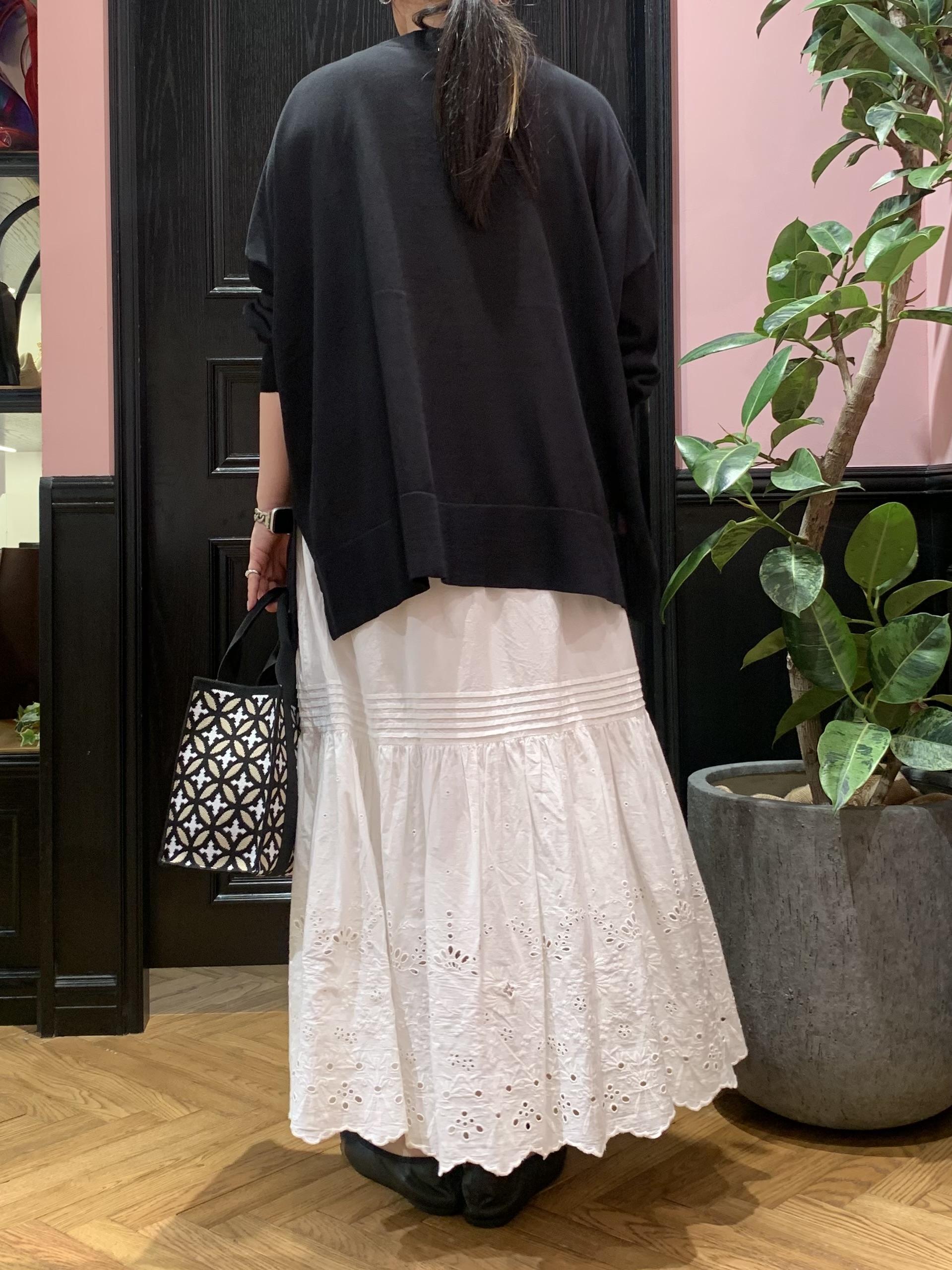 SAKAIさんの「DRESSTERIOR｜ウォッシャブルエンブロイダリースカート」を使ったコーディネート
