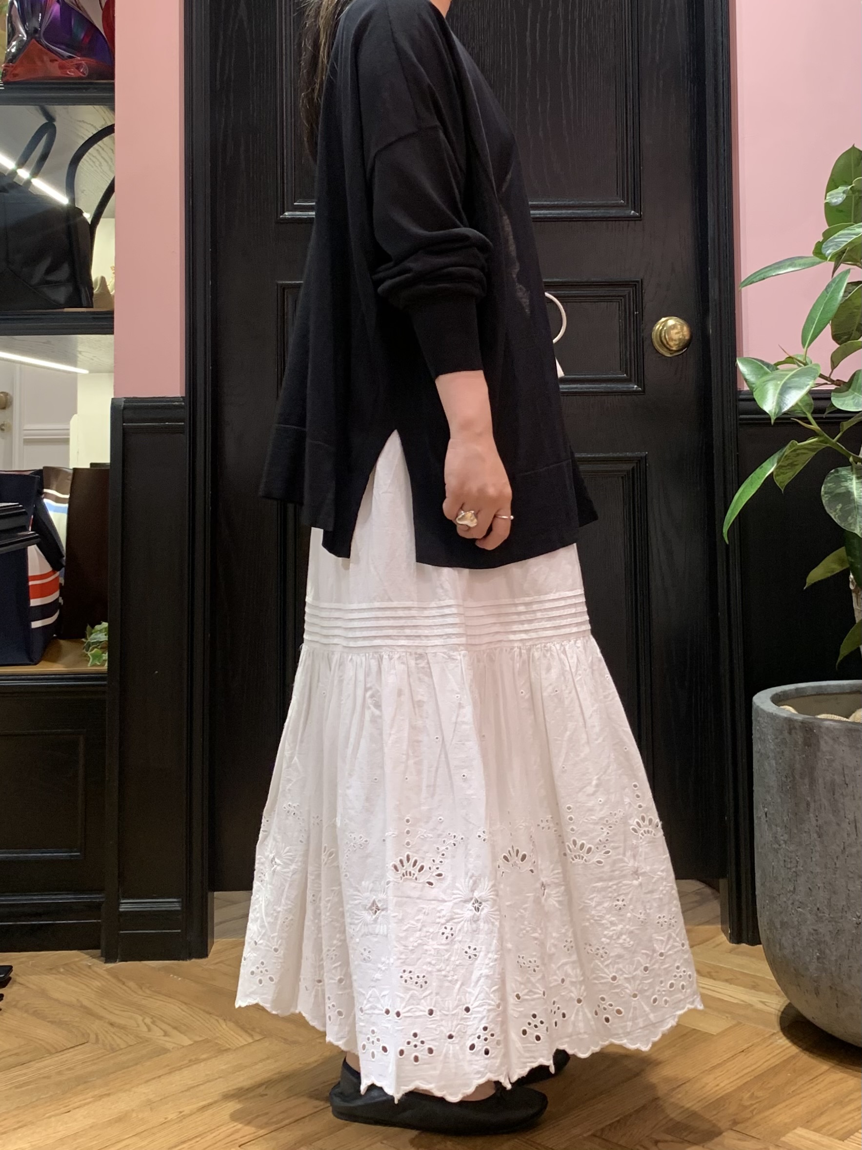 SAKAIさんの「DRESSTERIOR｜ウォッシャブルエンブロイダリースカート」を使ったコーディネート