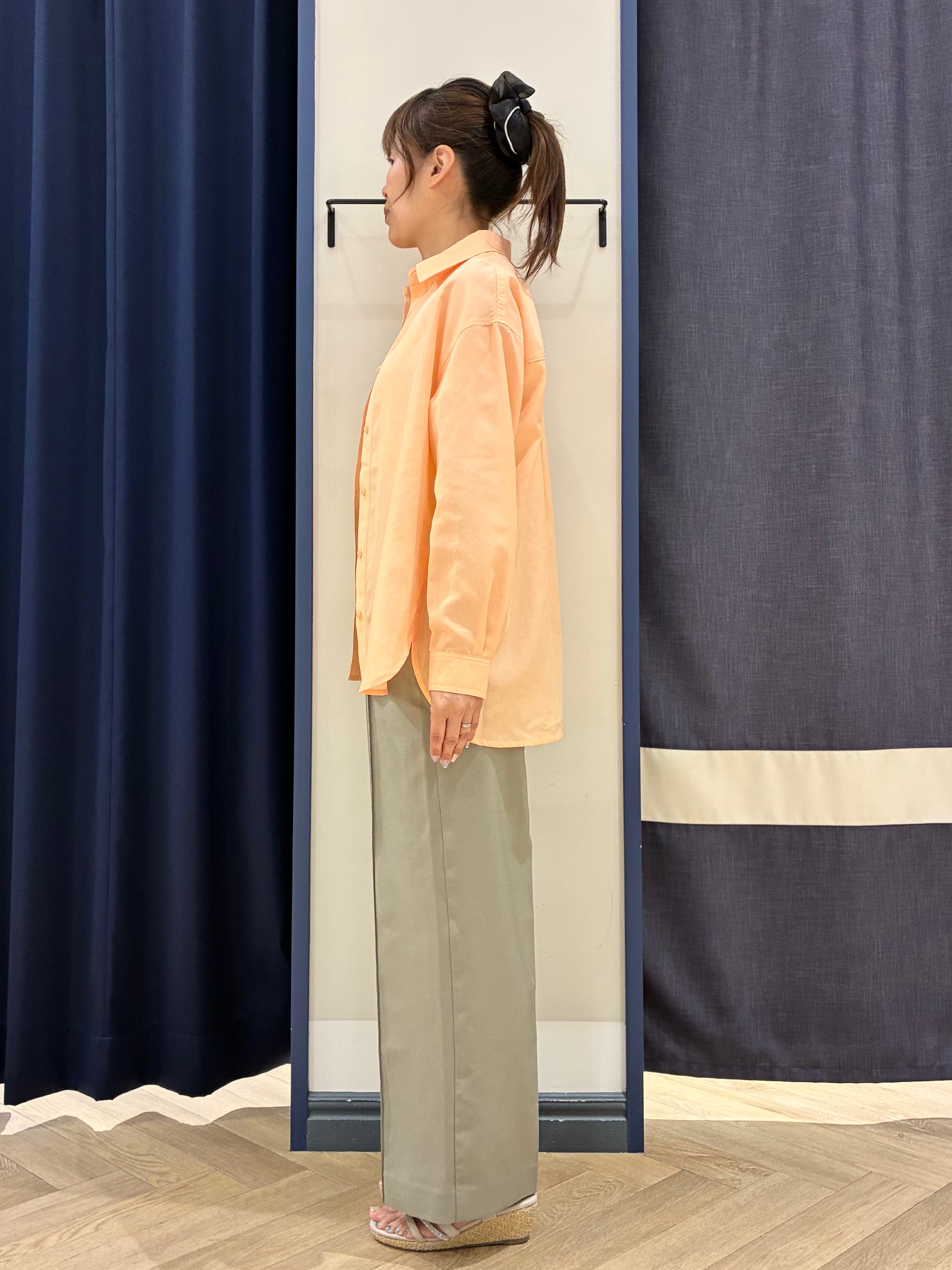 Orikaさんの「grove｜【洗濯機OK】朝晩の気温差に◎軽やかシアーシャツ」を使ったコーディネート