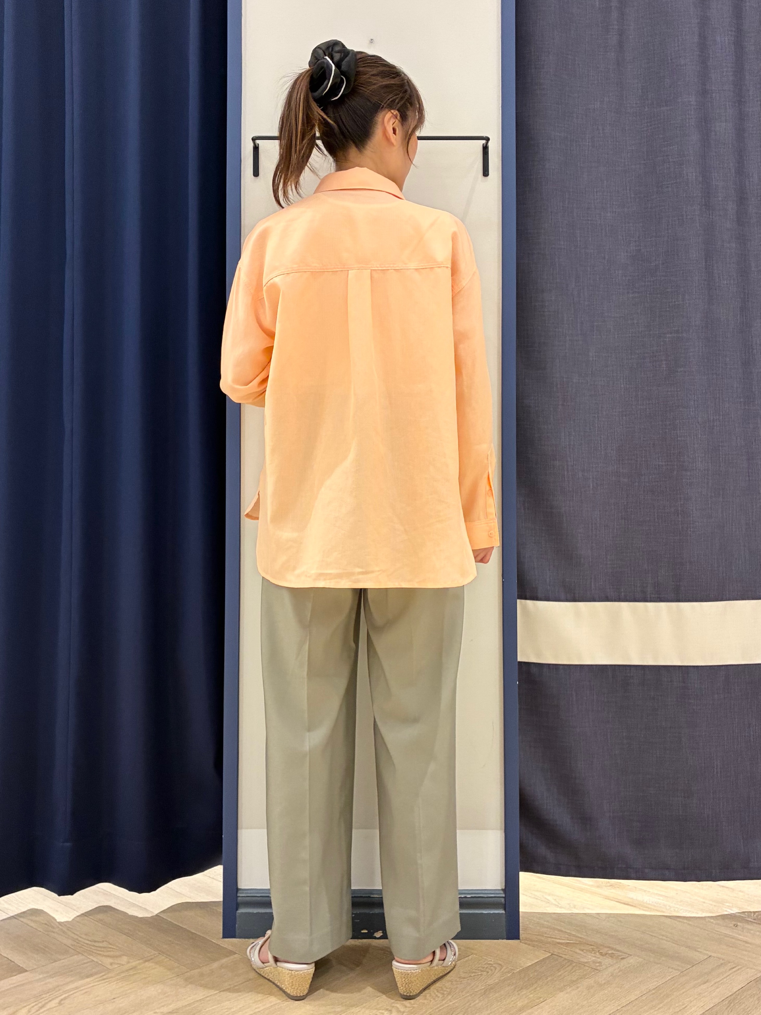 Orikaさんの「grove｜【洗濯機OK】朝晩の気温差に◎軽やかシアーシャツ」を使ったコーディネート