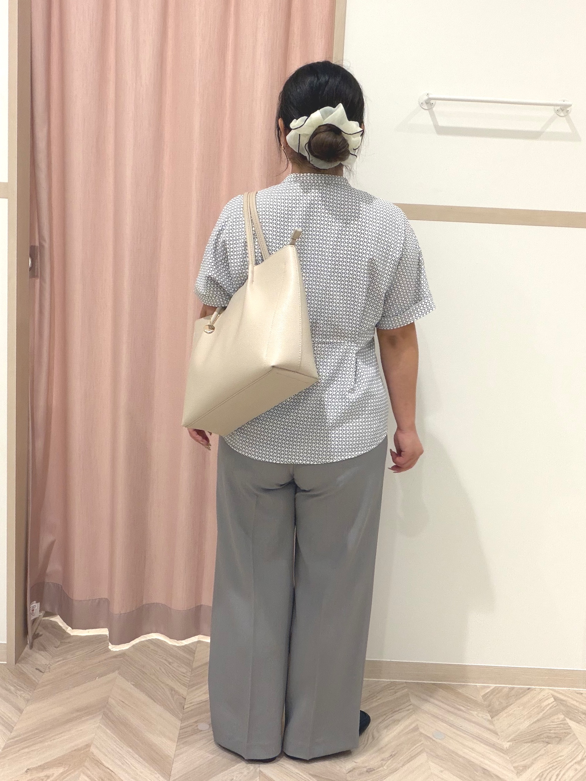 まちゃんなちゃんさんの「SHOO･LA･RUE｜【UV/通勤】洗濯後しわになりにくい インしない ウエストタックペプラムブラウス」を使ったコーディネート