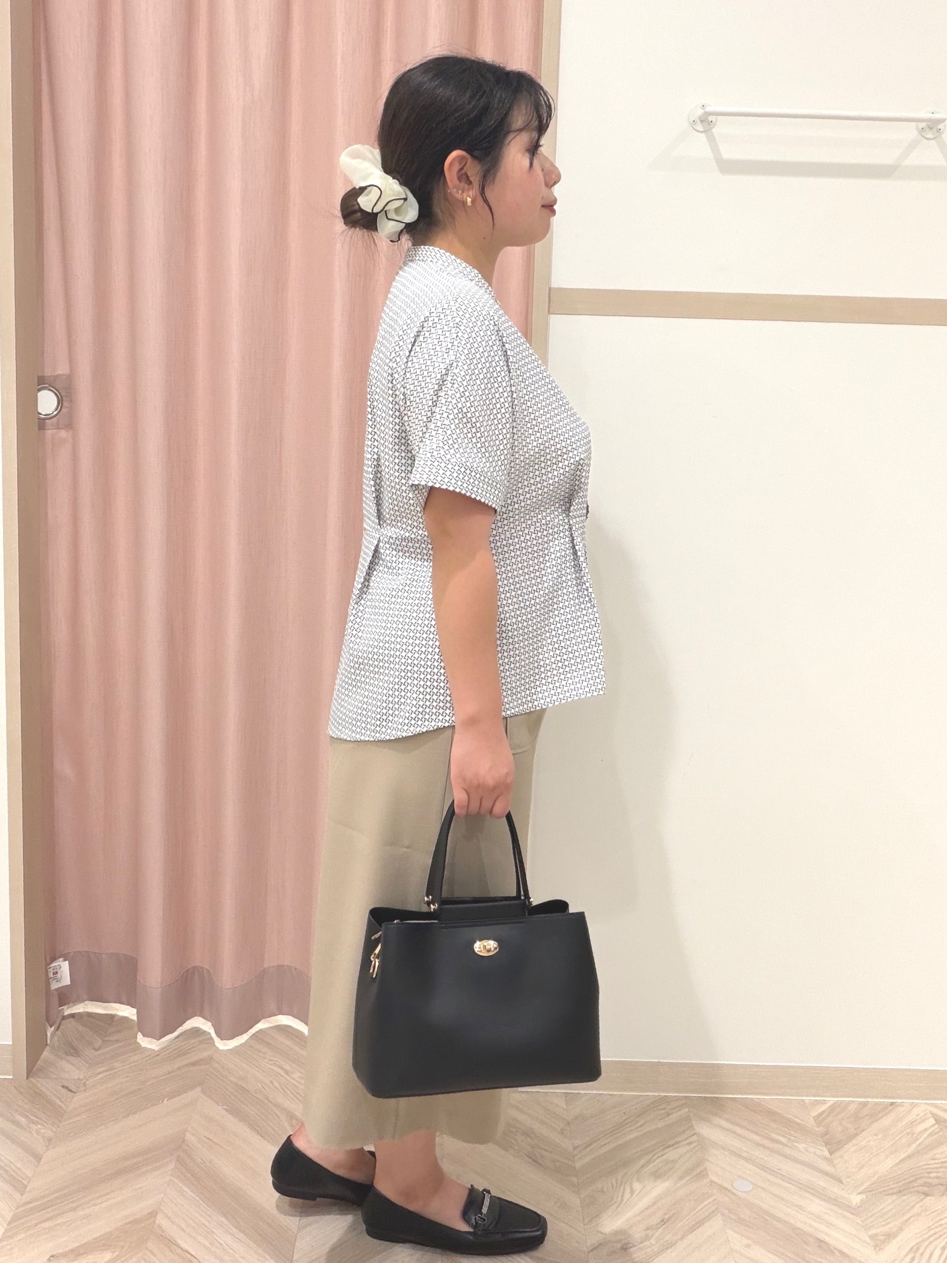 まちゃんなちゃんさんの「SHOO･LA･RUE｜【UV/通勤】洗濯後しわになりにくい インしない ウエストタックペプラムブラウス」を使ったコーディネート