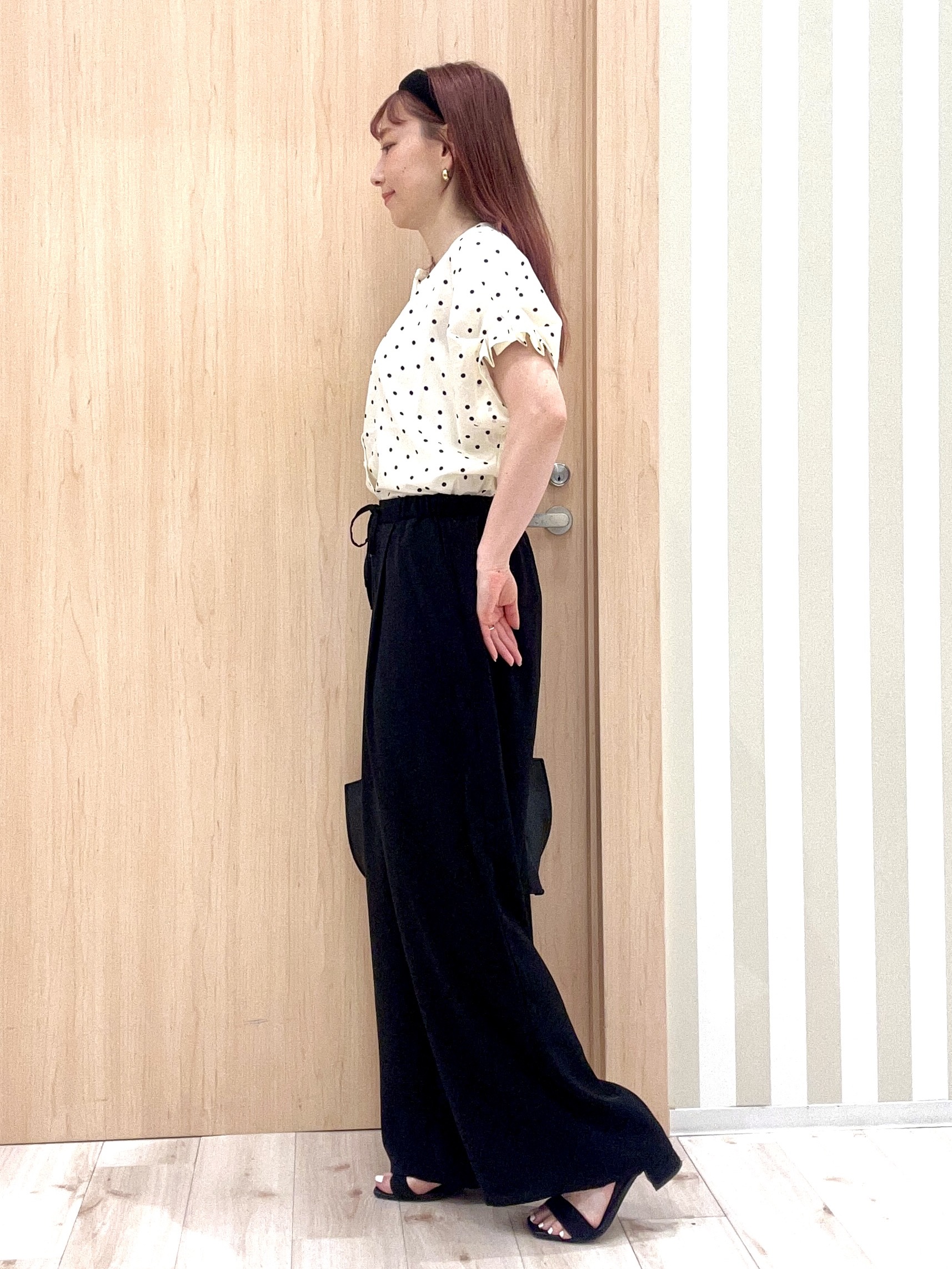 ririさんの「SHOO･LA･RUE｜【洗濯機可／洗濯後しわになりにくい】大人の甘さをプラスする ドット柄袖タックブラウス」を使ったコーディネート
