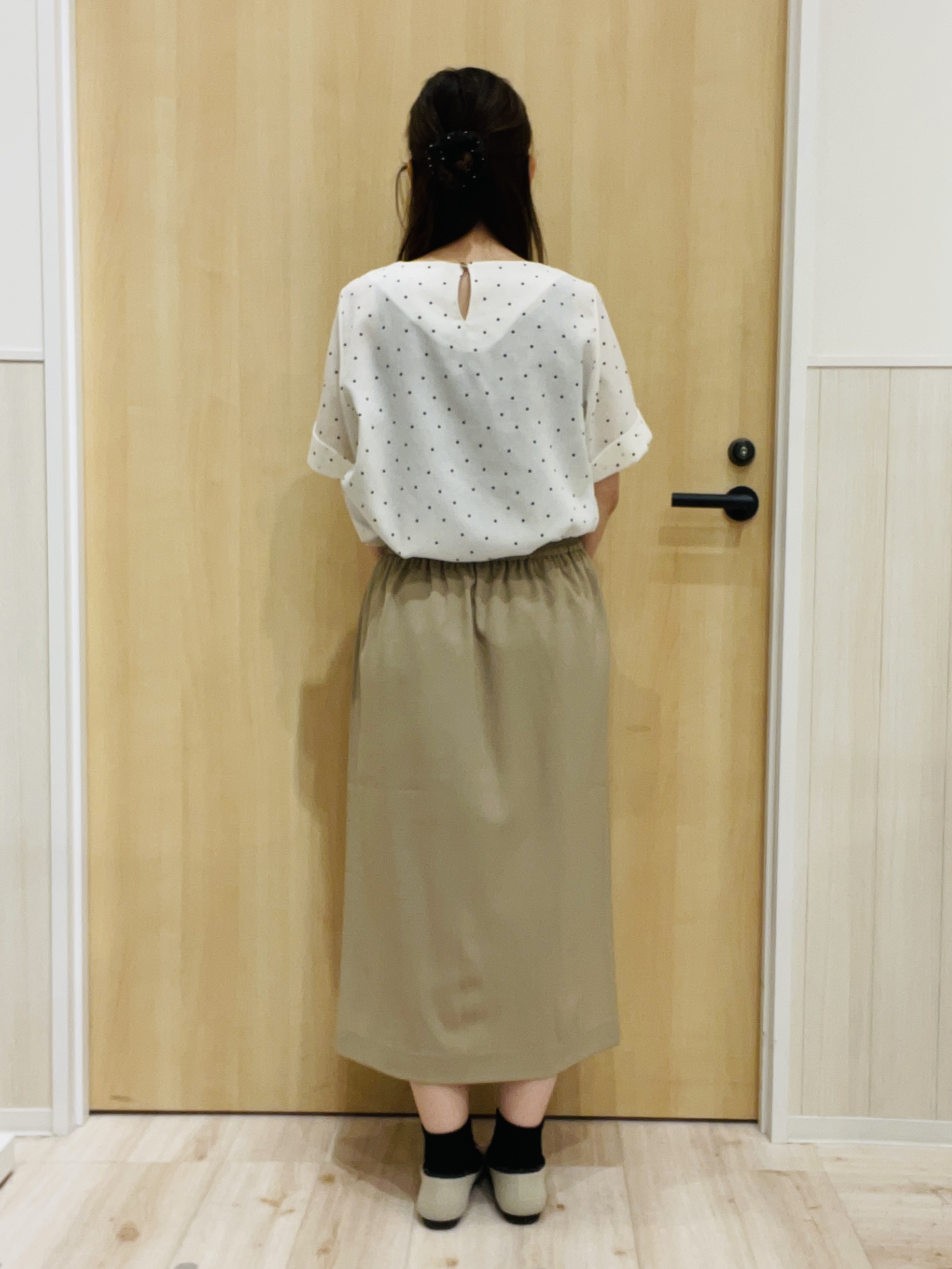 minamiさんの「SHOO･LA･RUE｜【通勤/S-LL/洗濯機可】ゴールドパーツがアクセント アクセサリーいらずのドット柄ブラウス」を使ったコーディネート