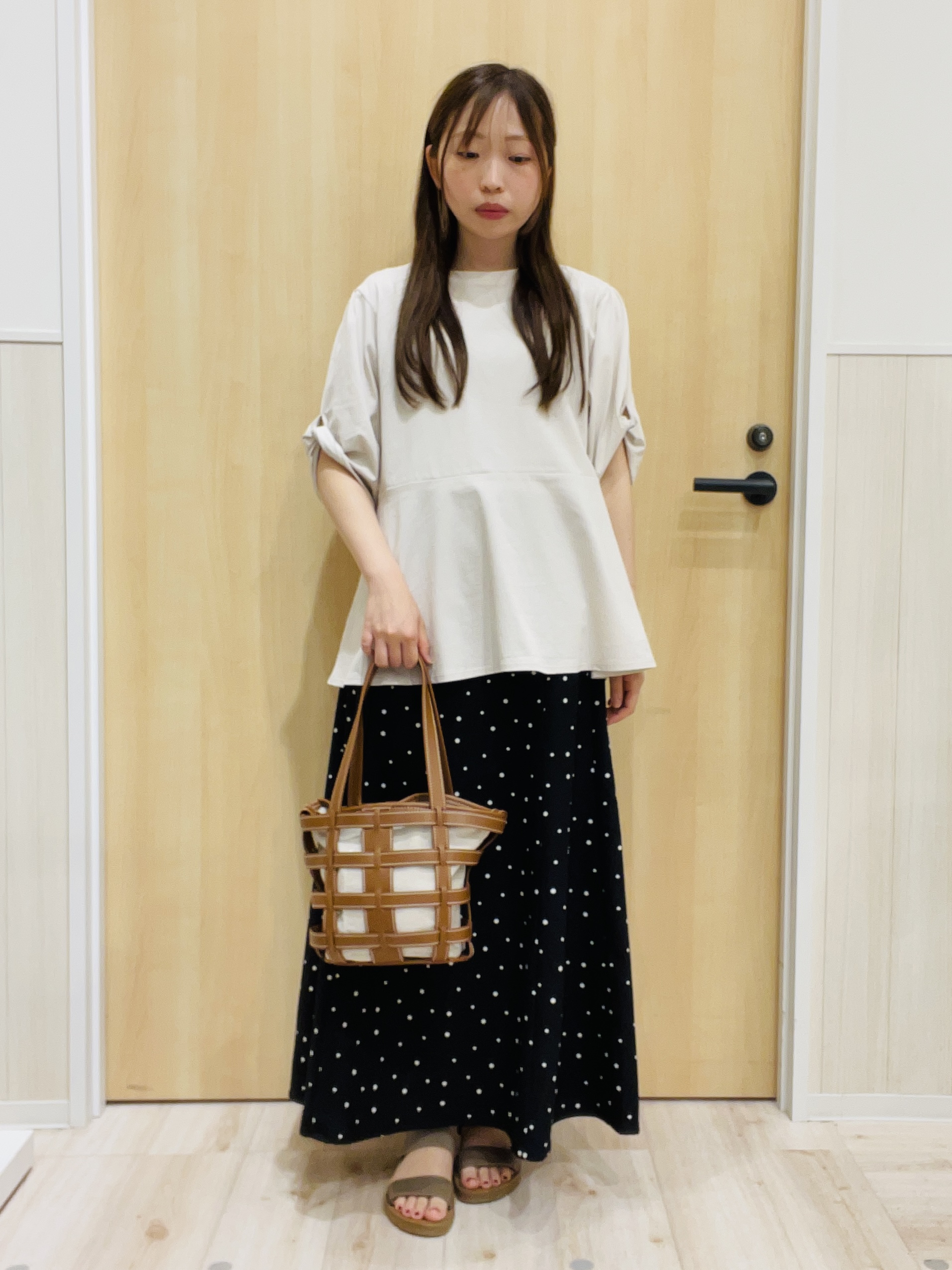 minamiさんの「SHOO･LA･RUE｜【S-LL/洗濯機可】切り替えラインでスタイルアップ お袖ねじり ペプラムトップス」を使ったコーディネート