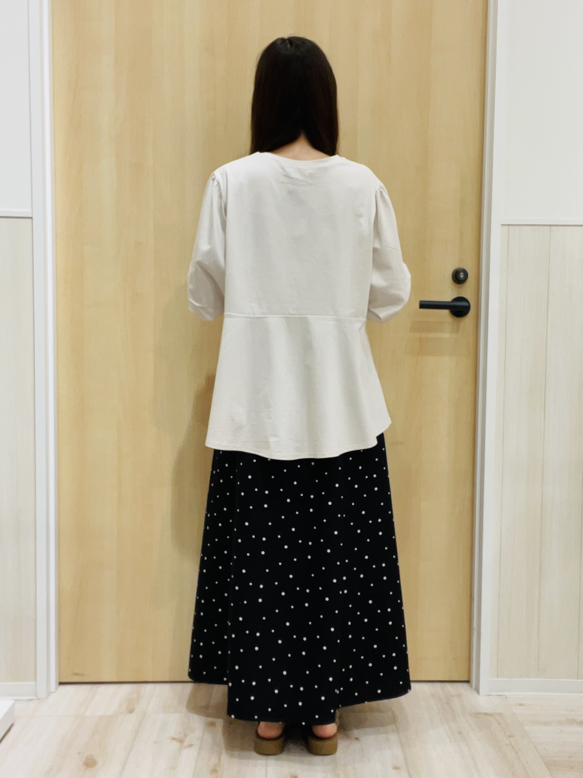 minamiさんの「SHOO･LA･RUE｜【S-LL/洗濯機可】切り替えラインでスタイルアップ お袖ねじり ペプラムトップス」を使ったコーディネート