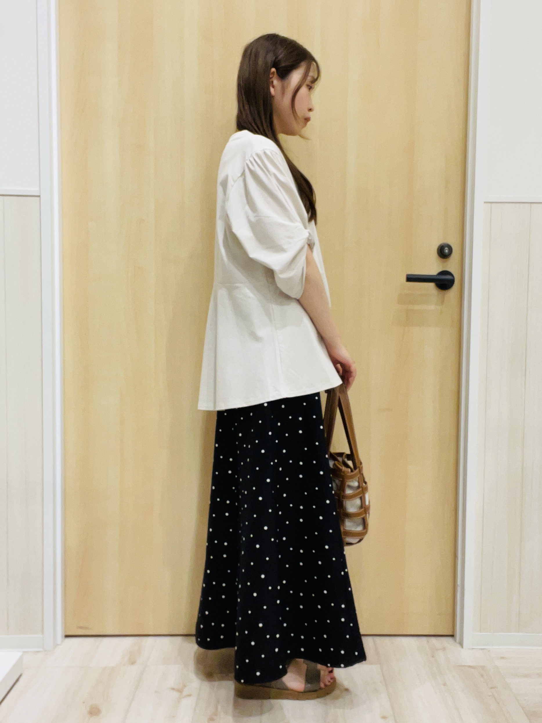 minamiさんの「SHOO･LA･RUE｜【S-LL/洗濯機可】切り替えラインでスタイルアップ お袖ねじり ペプラムトップス」を使ったコーディネート