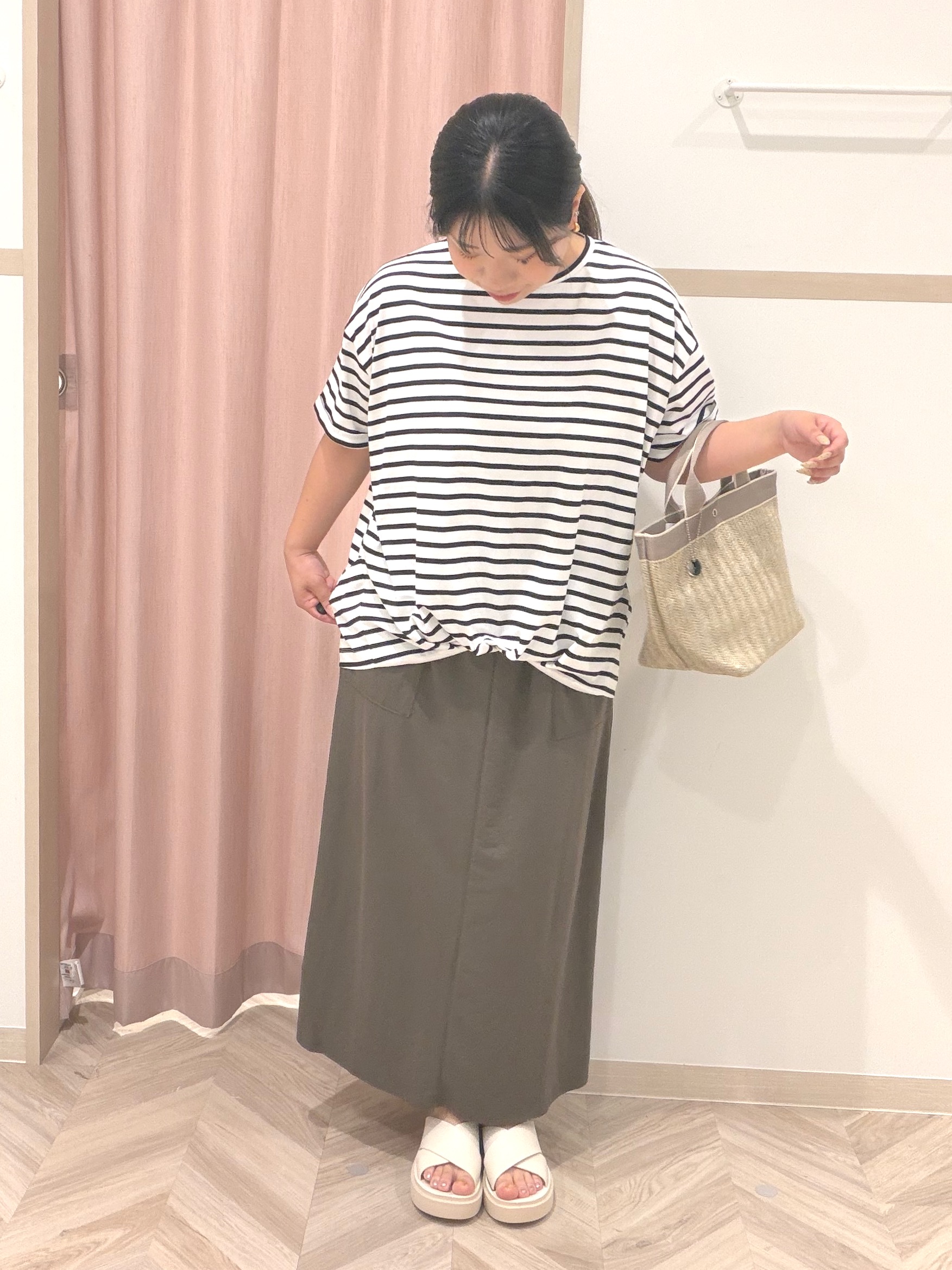 まちゃんなちゃんさんの「SHOO･LA･RUE｜【体型カバー/S-LL/洗濯機可】インせず決まる フロントタックデザインTシャツ」を使ったコーディネート
