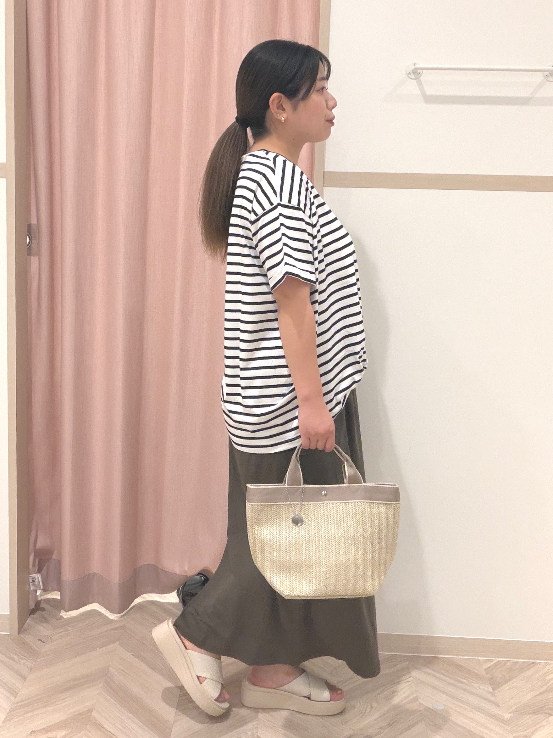 まちゃんなちゃんさんの「SHOO･LA･RUE｜【体型カバー/S-LL/洗濯機可】インせず決まる フロントタックデザインTシャツ」を使ったコーディネート