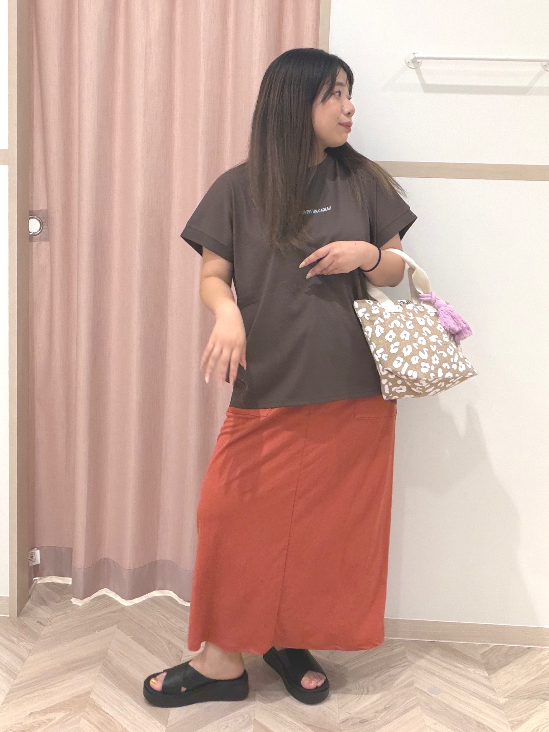 まちゃんなちゃんさんの「SHOO･LA･RUE｜【汗じみ防止/S-LL/体型カバー/洗濯機可】汗じみが気になりにくい 大人の刺繍ロゴTシャツ」を使ったコーディネート