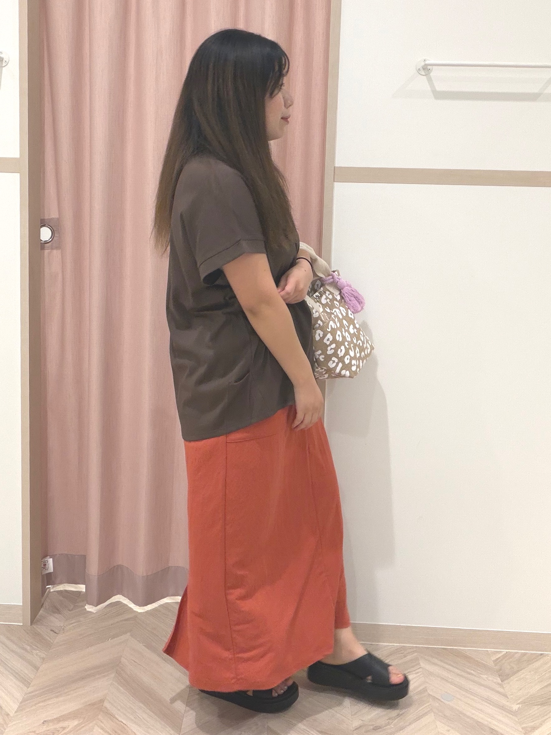 まちゃんなちゃんさんの「SHOO･LA･RUE｜【汗じみ防止/S-LL/体型カバー/洗濯機可】汗じみが気になりにくい 大人の刺繍ロゴTシャツ」を使ったコーディネート