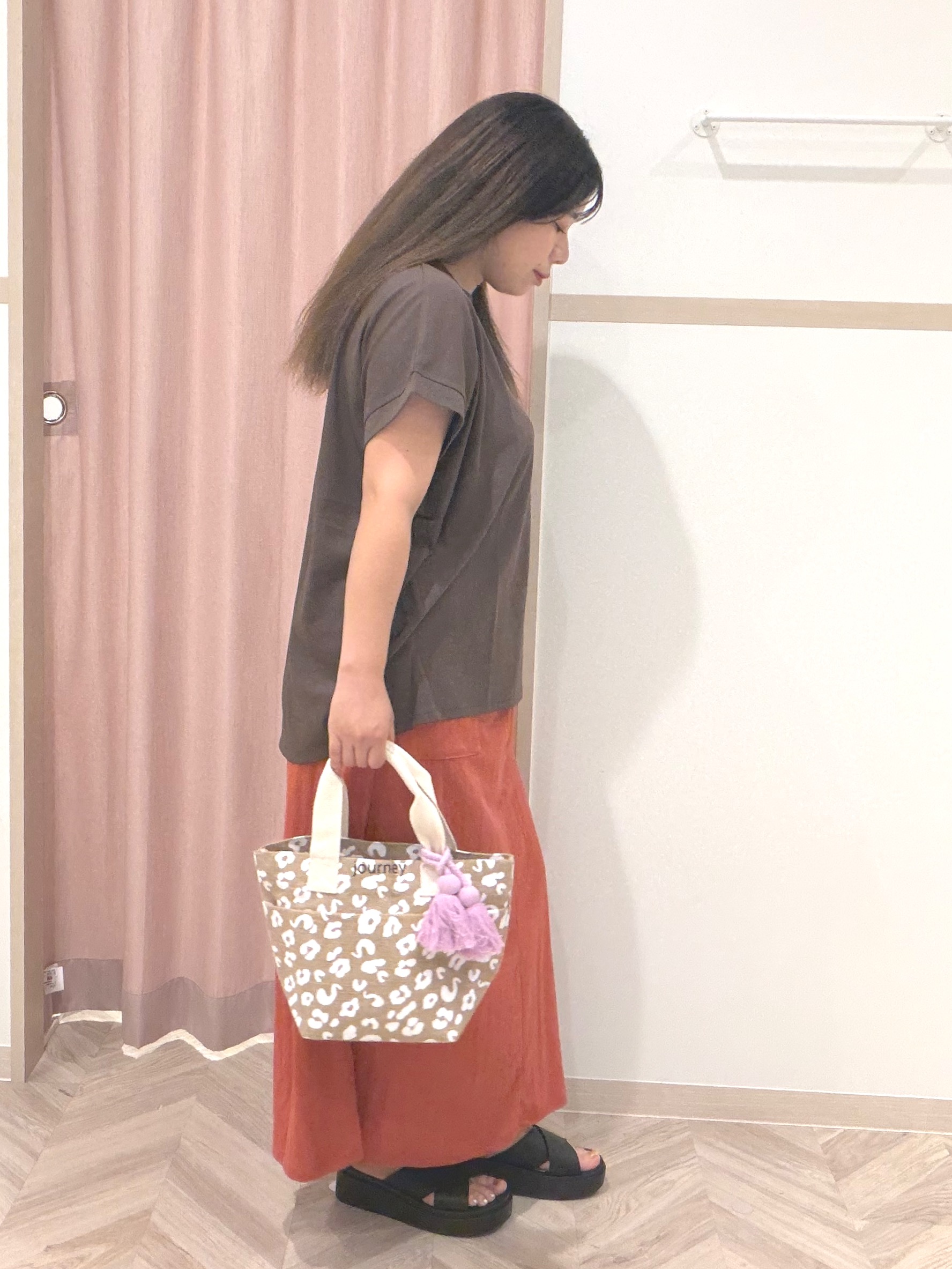 まちゃんなちゃんさんの「SHOO･LA･RUE｜【汗じみ防止/S-LL/体型カバー/洗濯機可】汗じみが気になりにくい 大人の刺繍ロゴTシャツ」を使ったコーディネート