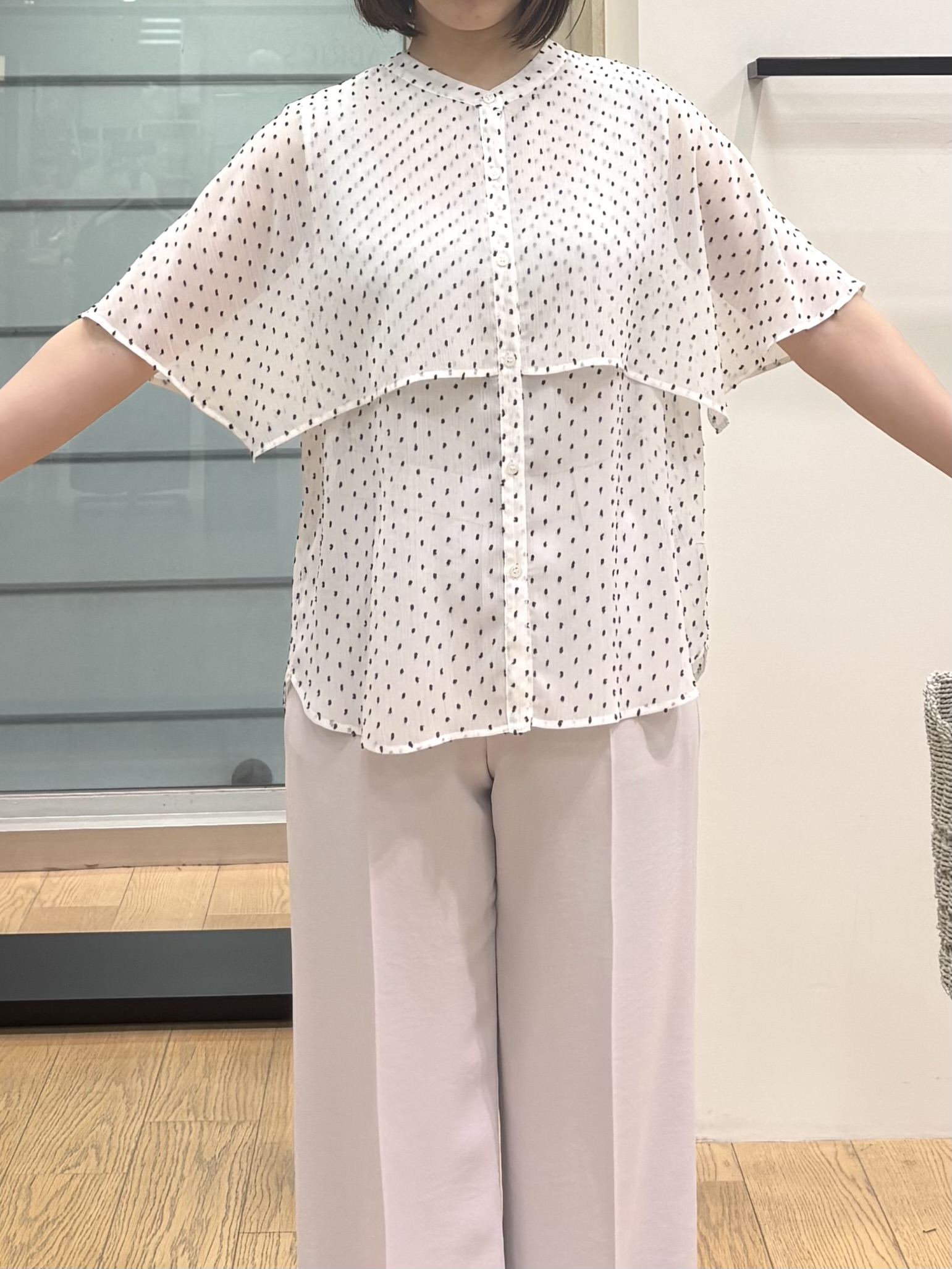asamiさんの「INDIVI｜【洗える／ドットモチーフ】ケープスリーブブラウス」を使ったコーディネート