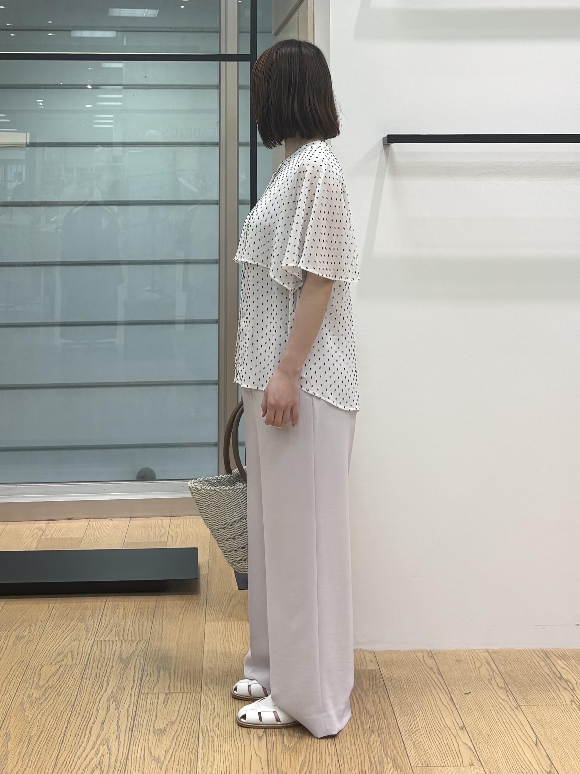 asamiさんの「INDIVI｜【洗える／ドットモチーフ】ケープスリーブブラウス」を使ったコーディネート