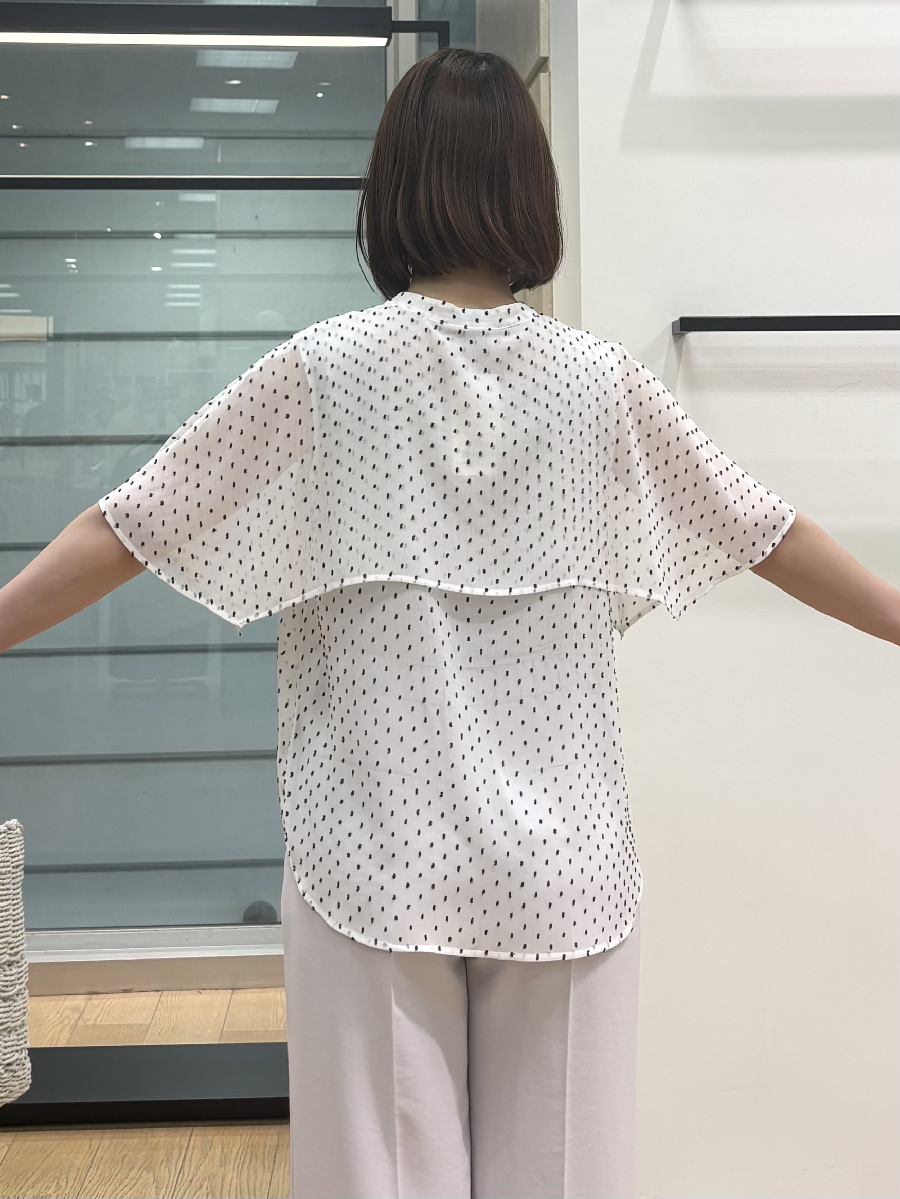 asamiさんの「INDIVI｜【洗える／ドットモチーフ】ケープスリーブブラウス」を使ったコーディネート