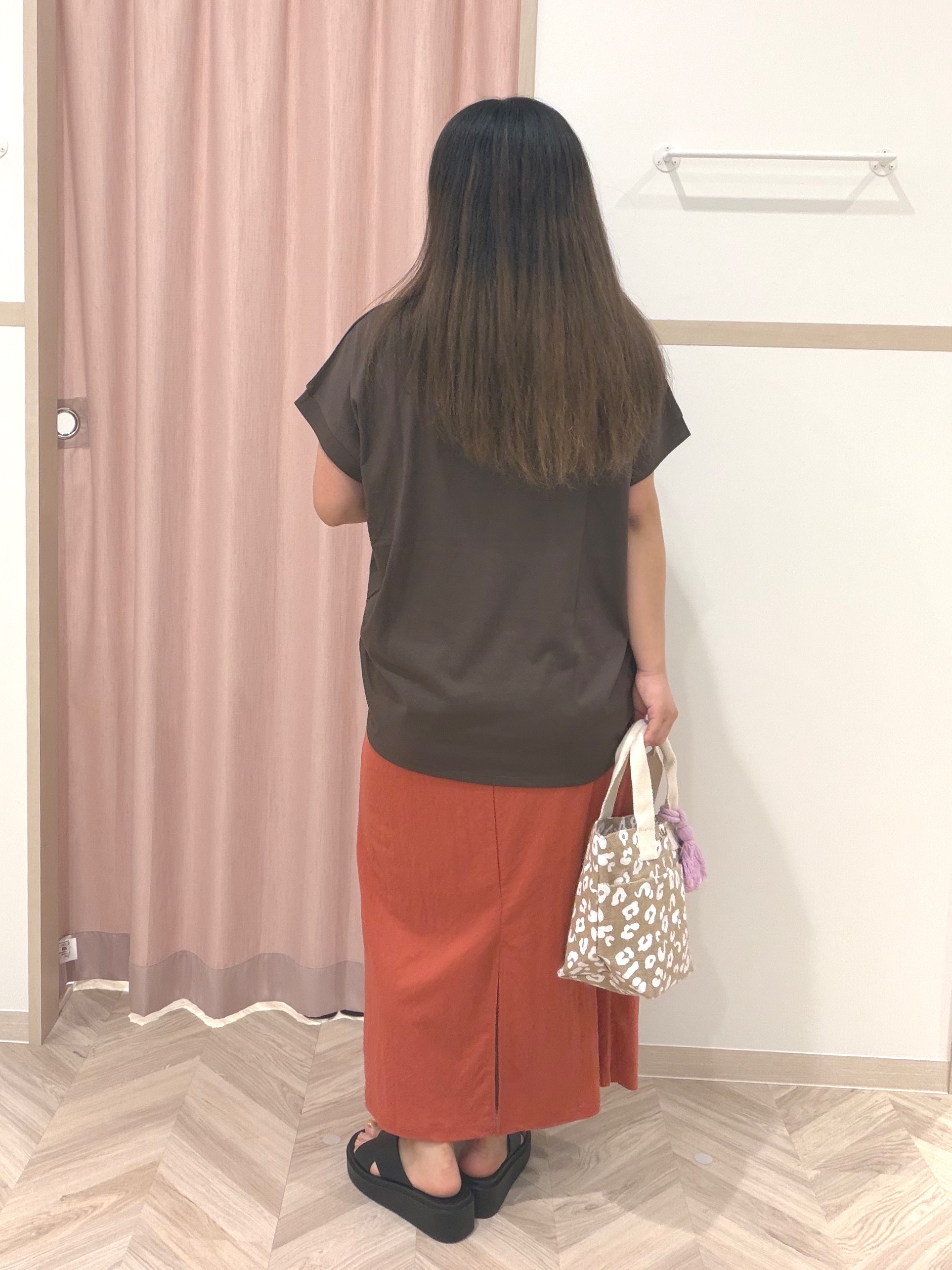 まちゃんなちゃんさんの「SHOO･LA･RUE｜【汗じみ防止/S-LL/体型カバー/洗濯機可】汗じみが気になりにくい 大人の刺繍ロゴTシャツ」を使ったコーディネート