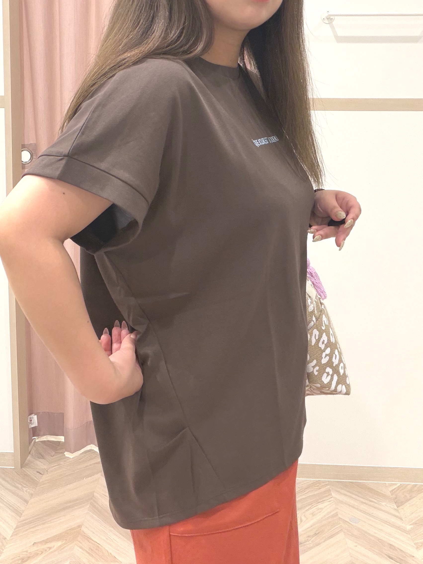 まちゃんなちゃんさんの「SHOO･LA･RUE｜【汗じみ防止/S-LL/体型カバー/洗濯機可】汗じみが気になりにくい 大人の刺繍ロゴTシャツ」を使ったコーディネート