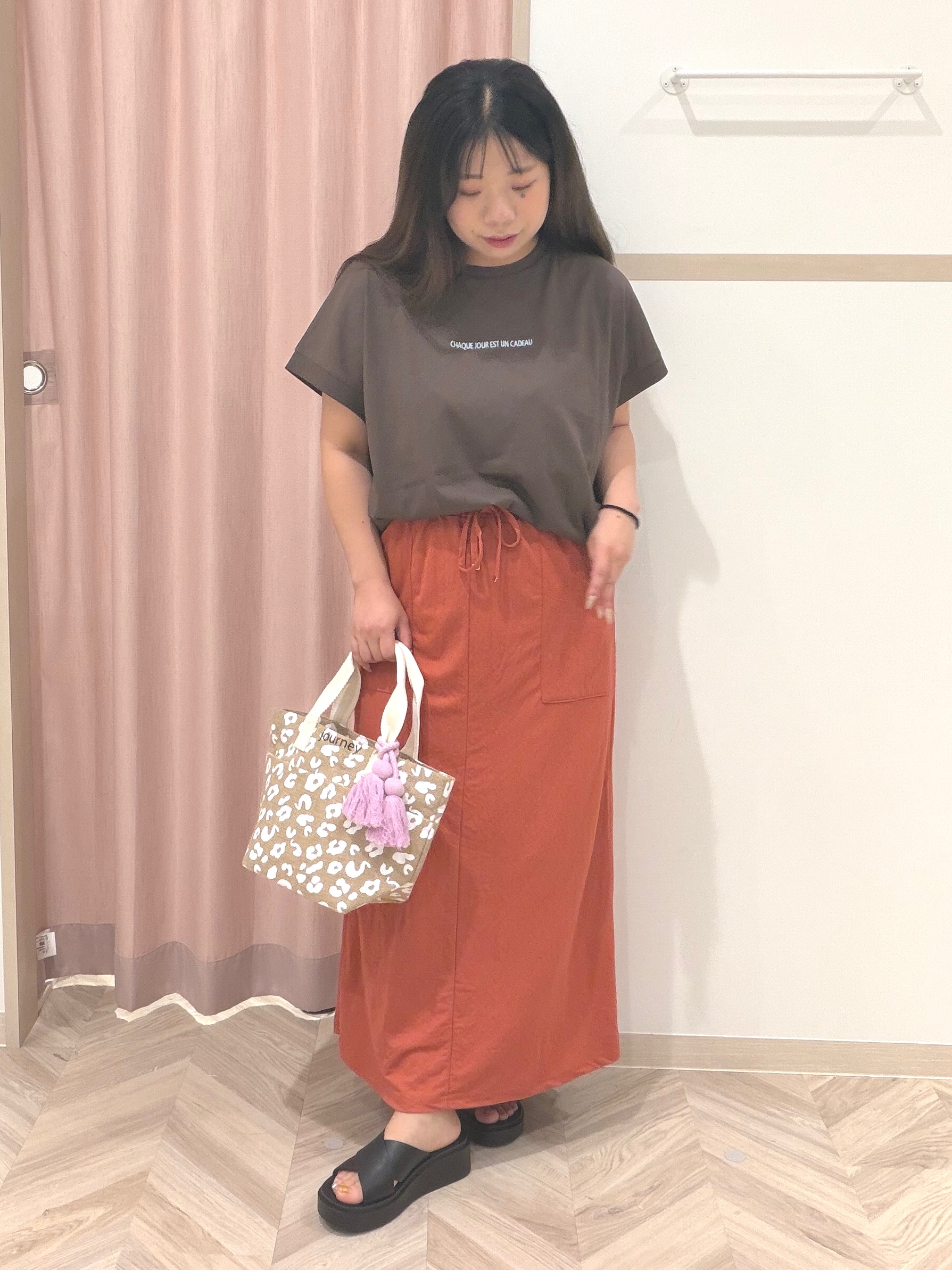 まちゃんなちゃんさんの「SHOO･LA･RUE｜【汗じみ防止/S-LL/体型カバー/洗濯機可】汗じみが気になりにくい 大人の刺繍ロゴTシャツ」を使ったコーディネート