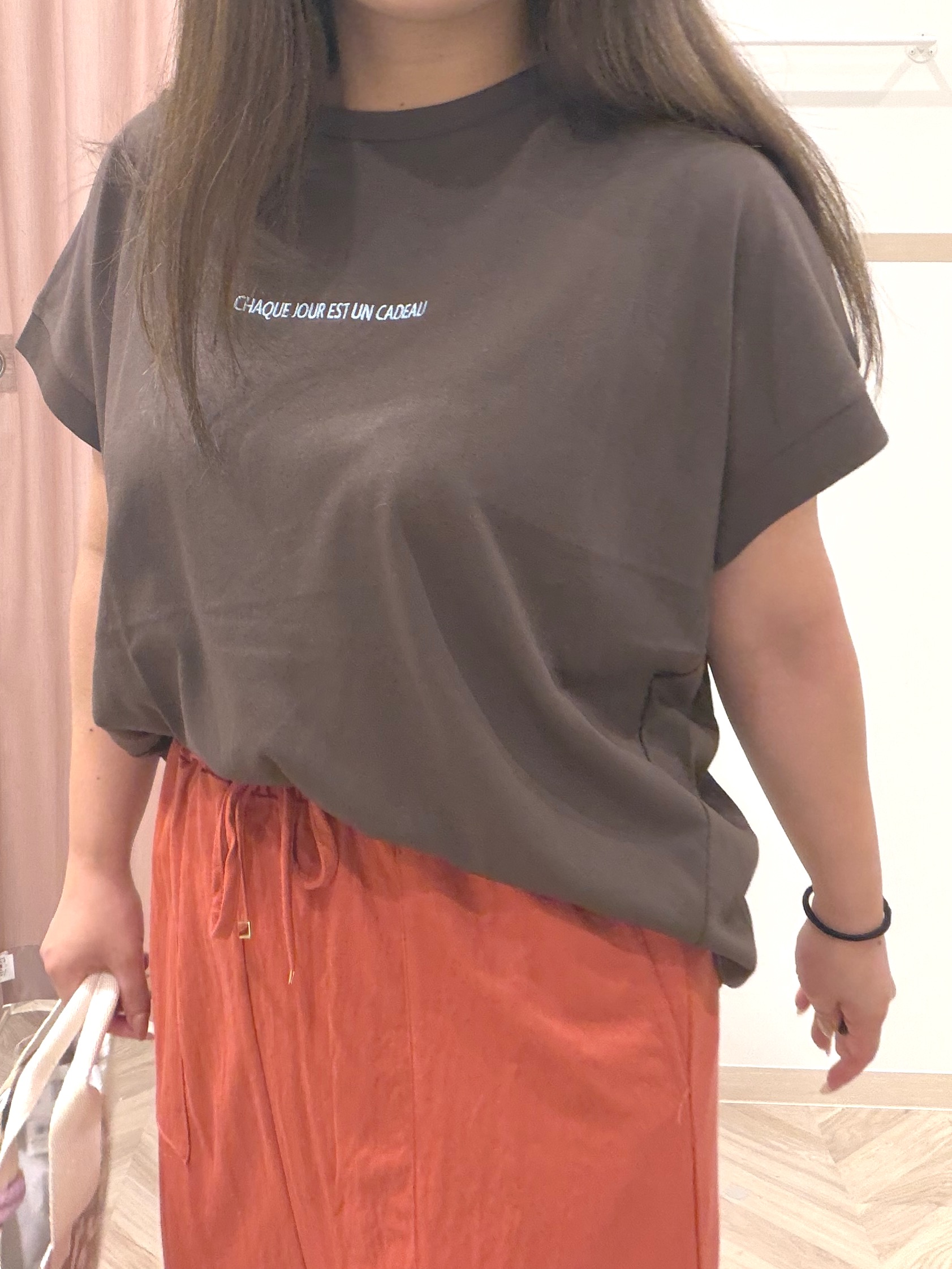まちゃんなちゃんさんの「SHOO･LA･RUE｜【汗じみ防止/S-LL/体型カバー/洗濯機可】汗じみが気になりにくい 大人の刺繍ロゴTシャツ」を使ったコーディネート