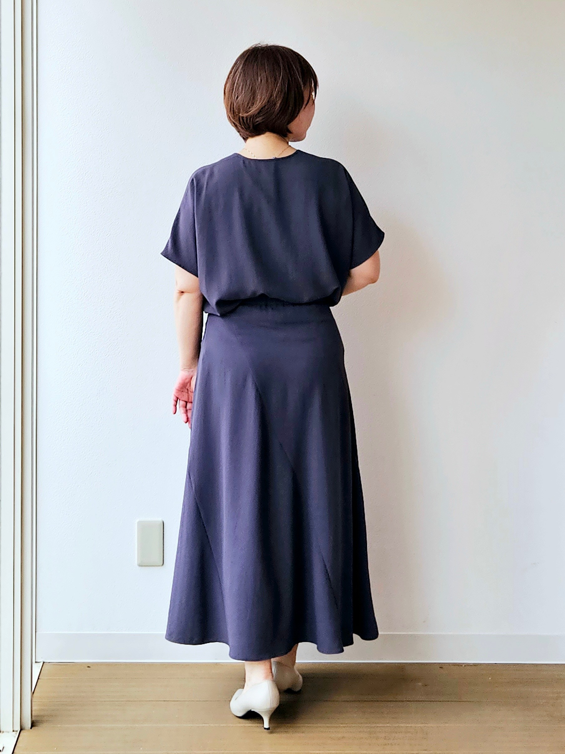 やじまさんの「UNTITLED｜【UV/接触冷感/セットアップ可】リラクシーキーVネックブラウス」を使ったコーディネート