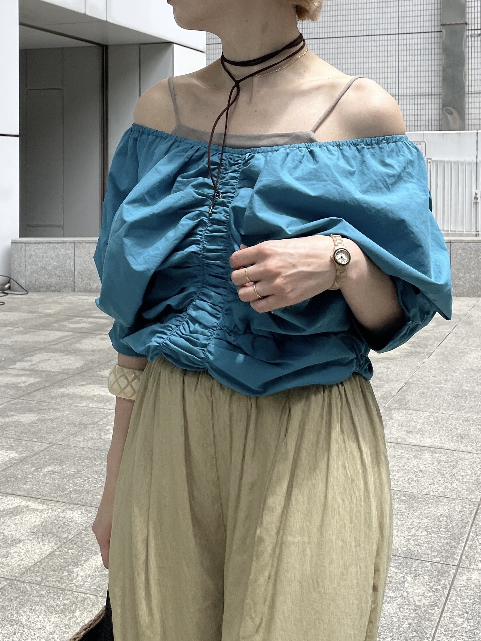 mikuさんの「INDIVI｜シャーリングオフショルブラウス」を使ったコーディネート