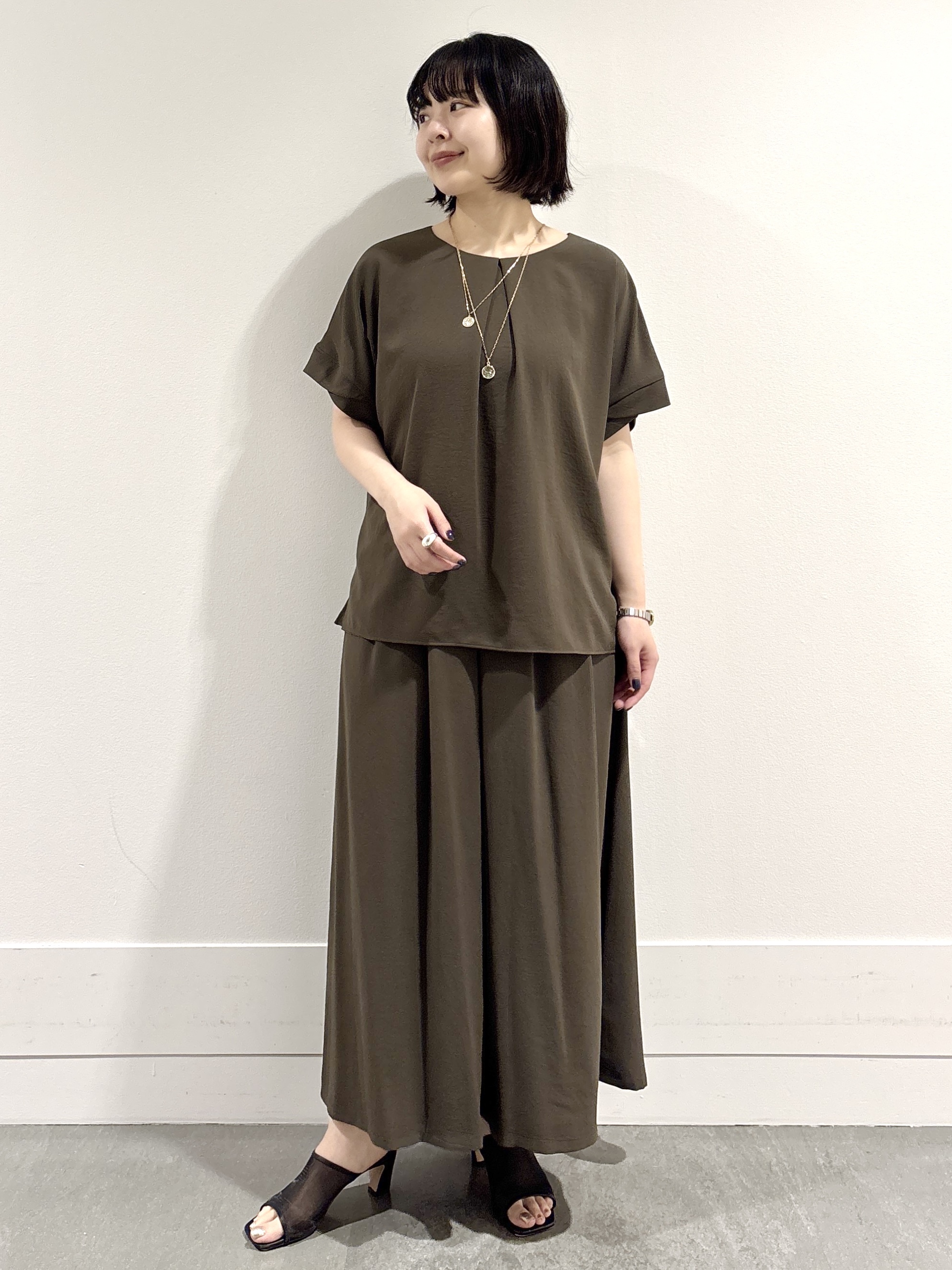 モエカさんの「UNTITLED｜【セットアップ可/UVカット/前後2WAY】リラクシーフレンチスリーブブラウス」を使ったコーディネート