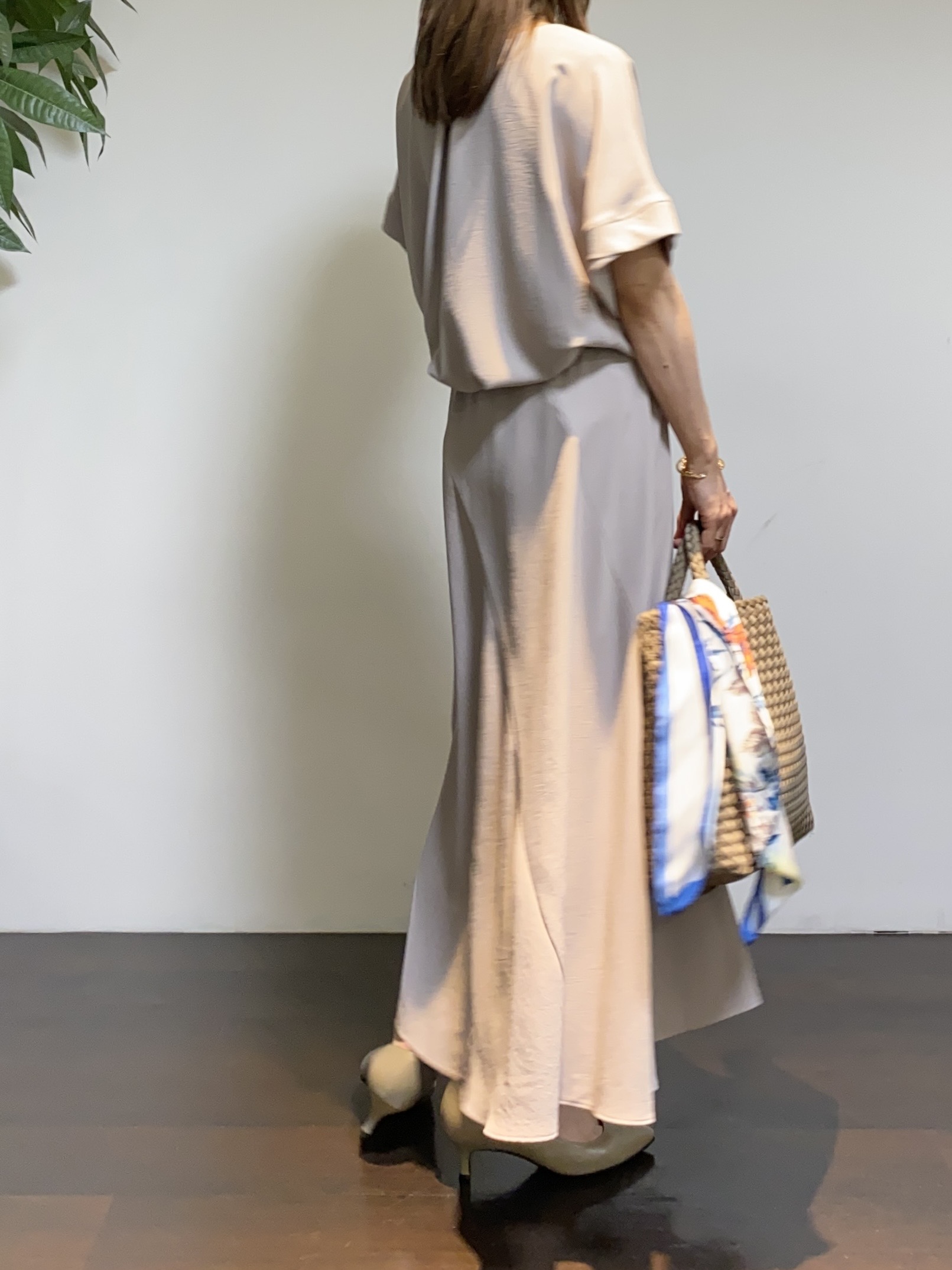 tomoさんの「UNTITLED｜【セットアップ可/UVカット/前後2WAY】リラクシーフレンチスリーブブラウス」を使ったコーディネート