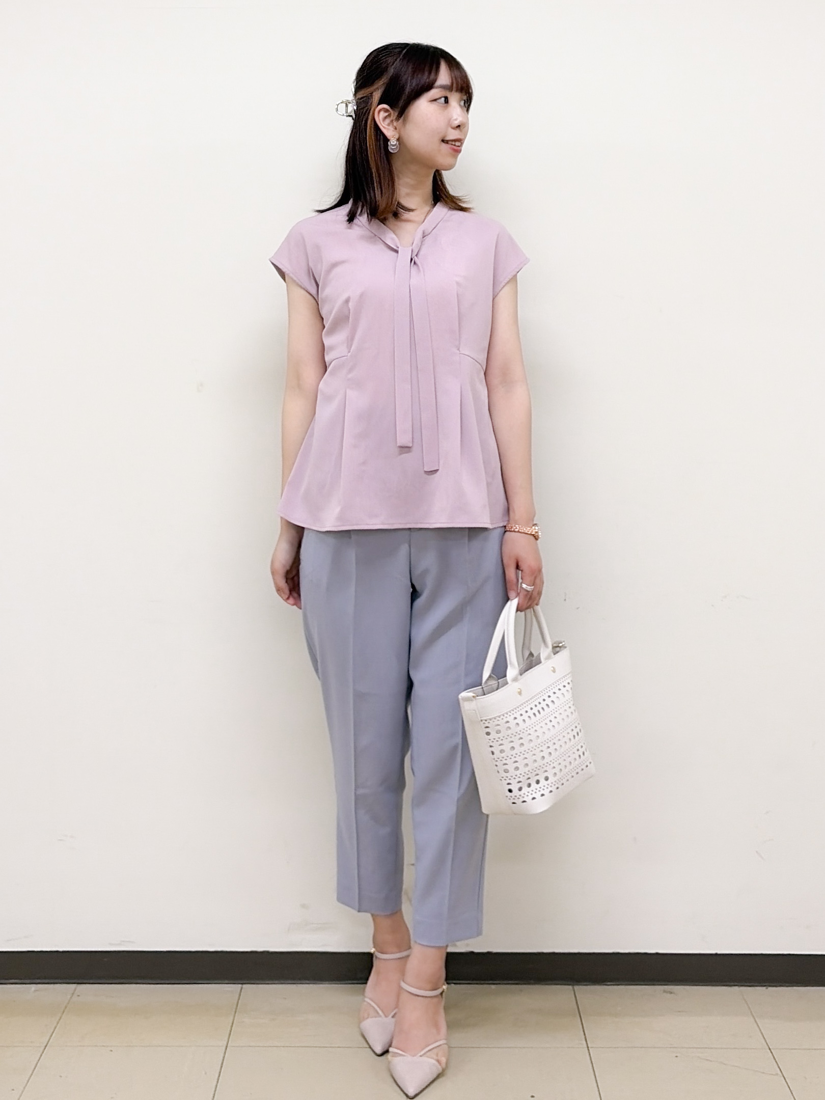 yurinaさんの「index｜【接触冷感／防シワ】ペプラムボウタイブラウス《洗濯機OK／ストレッチ》」を使ったコーディネート