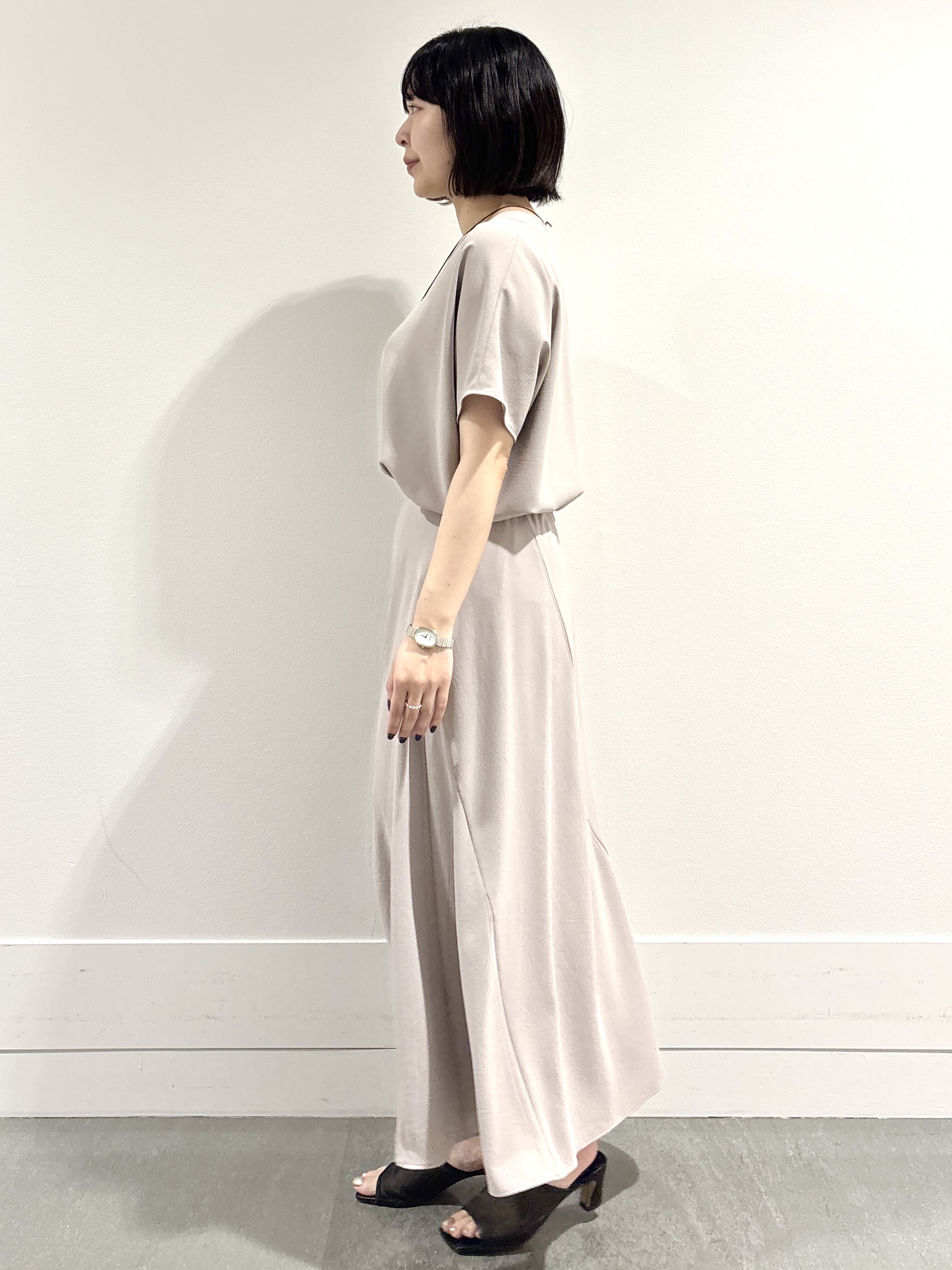 モエカさんの「UNTITLED｜【UV/接触冷感/セットアップ可】リラクシーキーVネックブラウス」を使ったコーディネート