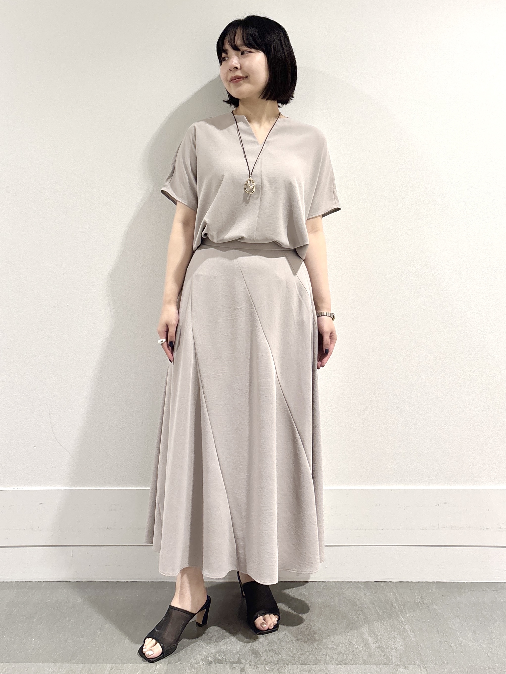 モエカさんの「UNTITLED｜【UV/接触冷感/セットアップ可】リラクシーキーVネックブラウス」を使ったコーディネート