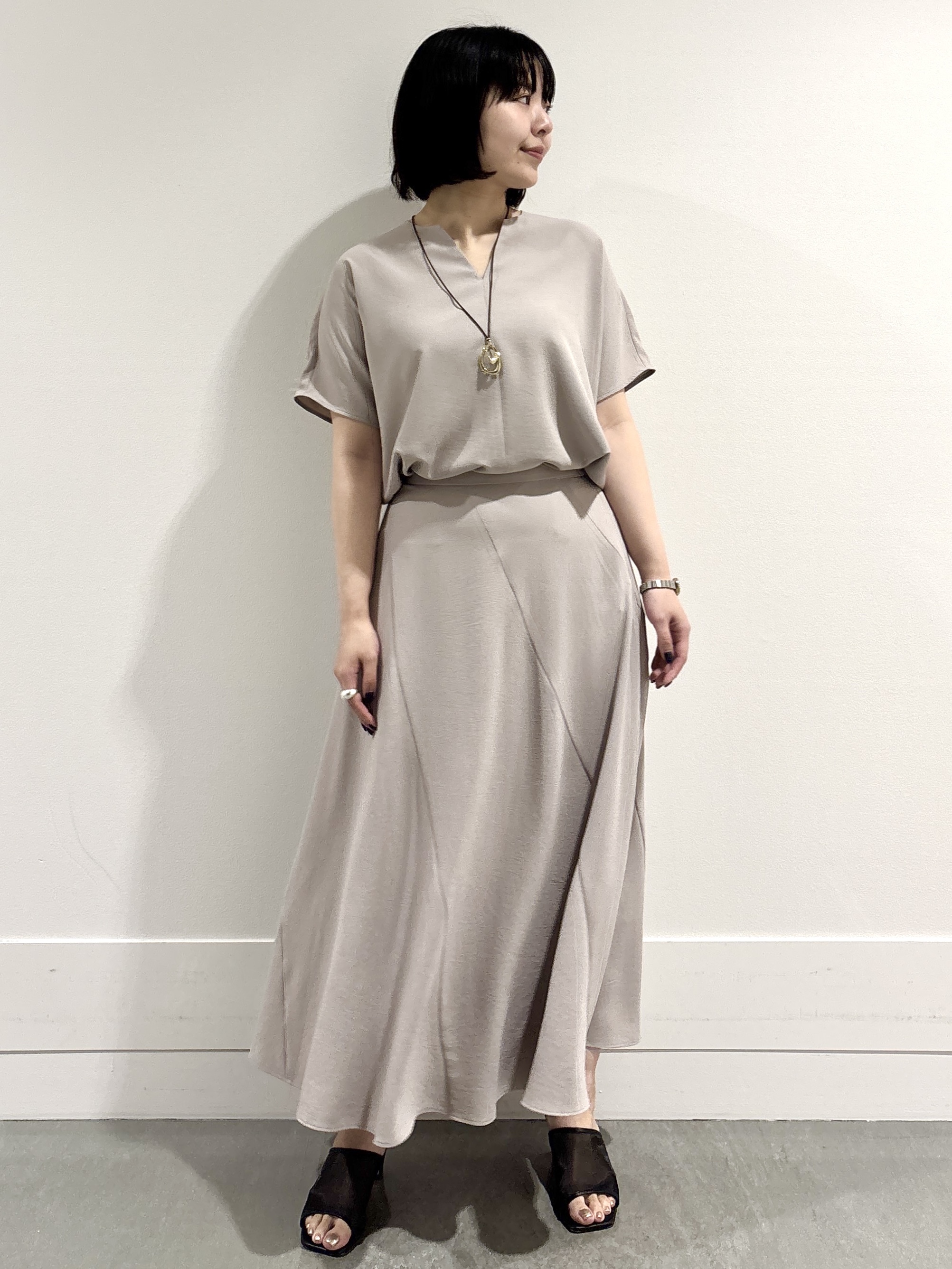 モエカさんの「UNTITLED｜【UV/接触冷感/セットアップ可】リラクシーキーVネックブラウス」を使ったコーディネート