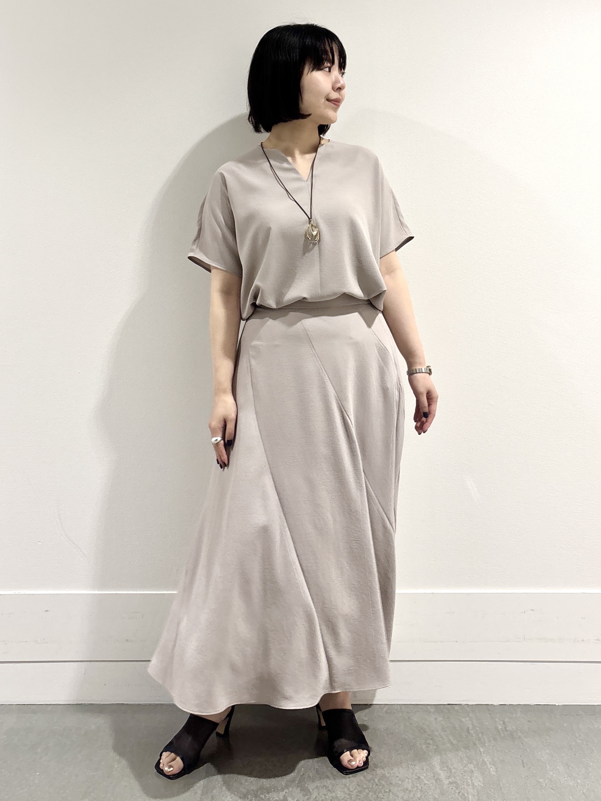 モエカさんの「UNTITLED｜【UV/接触冷感/セットアップ可】リラクシーキーVネックブラウス」を使ったコーディネート