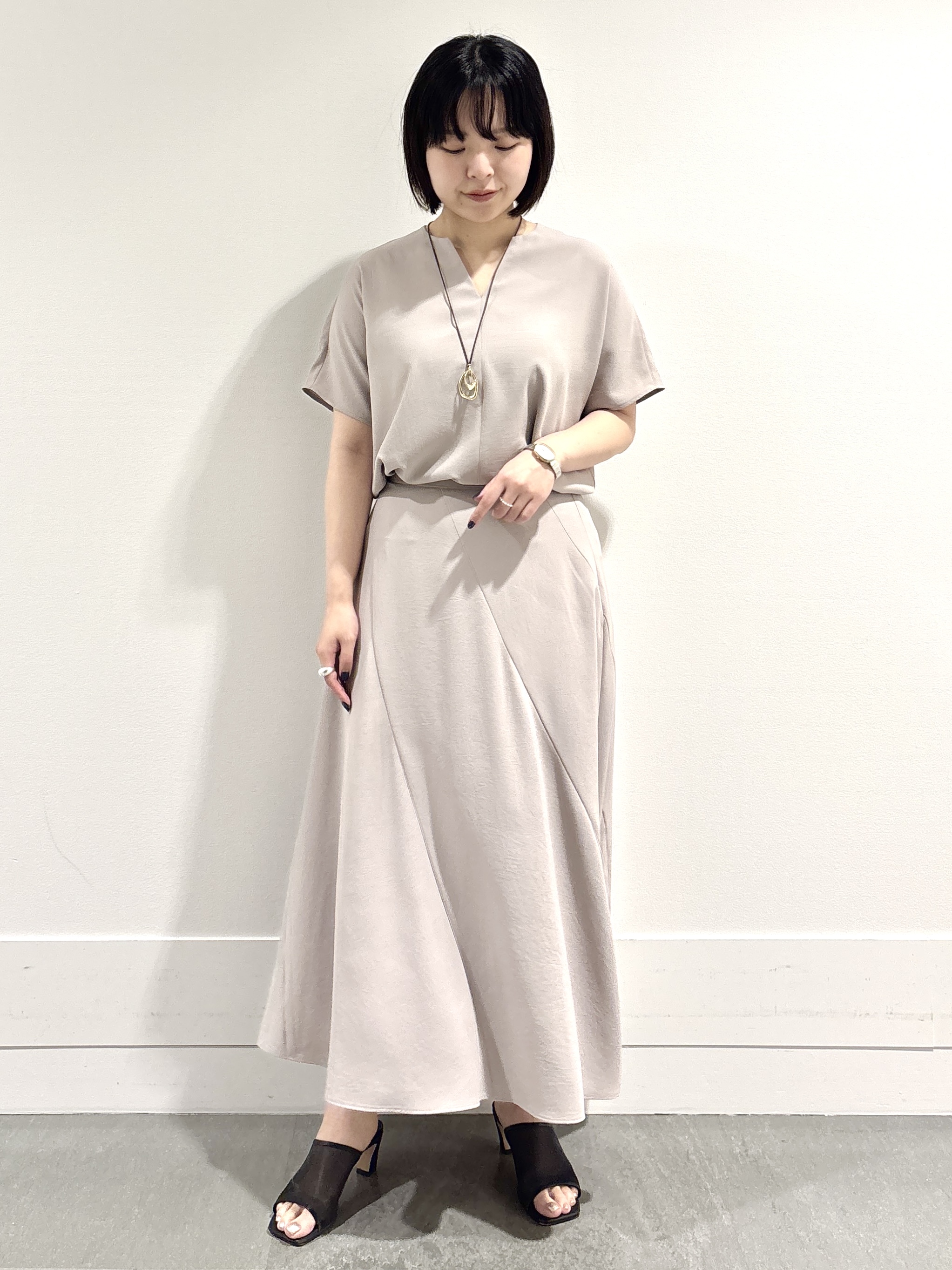 モエカさんの「UNTITLED｜【UV/接触冷感/セットアップ可】リラクシーキーVネックブラウス」を使ったコーディネート