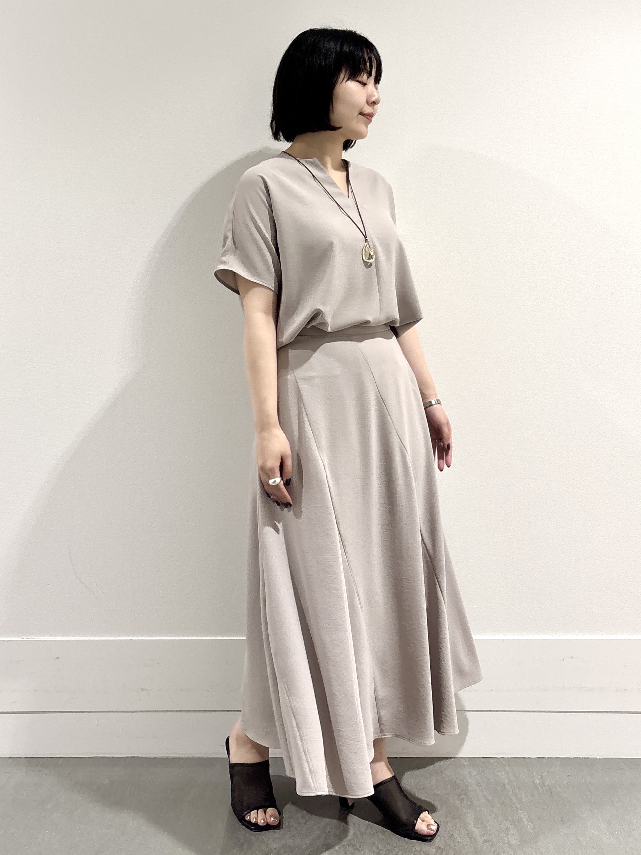 モエカさんの「UNTITLED｜【UV/接触冷感/セットアップ可】リラクシーキーVネックブラウス」を使ったコーディネート