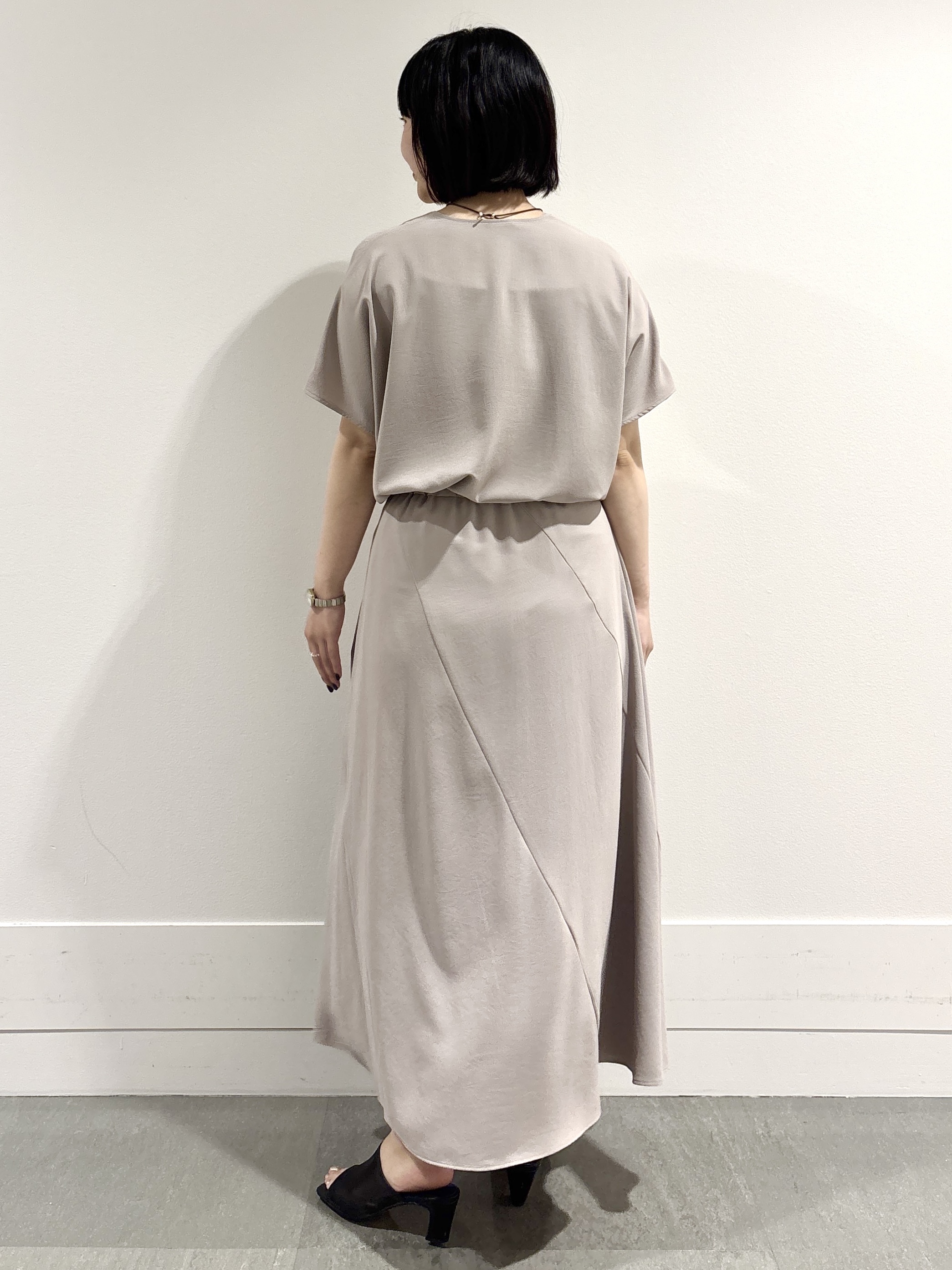 モエカさんの「UNTITLED｜【UV/接触冷感/セットアップ可】リラクシーキーVネックブラウス」を使ったコーディネート
