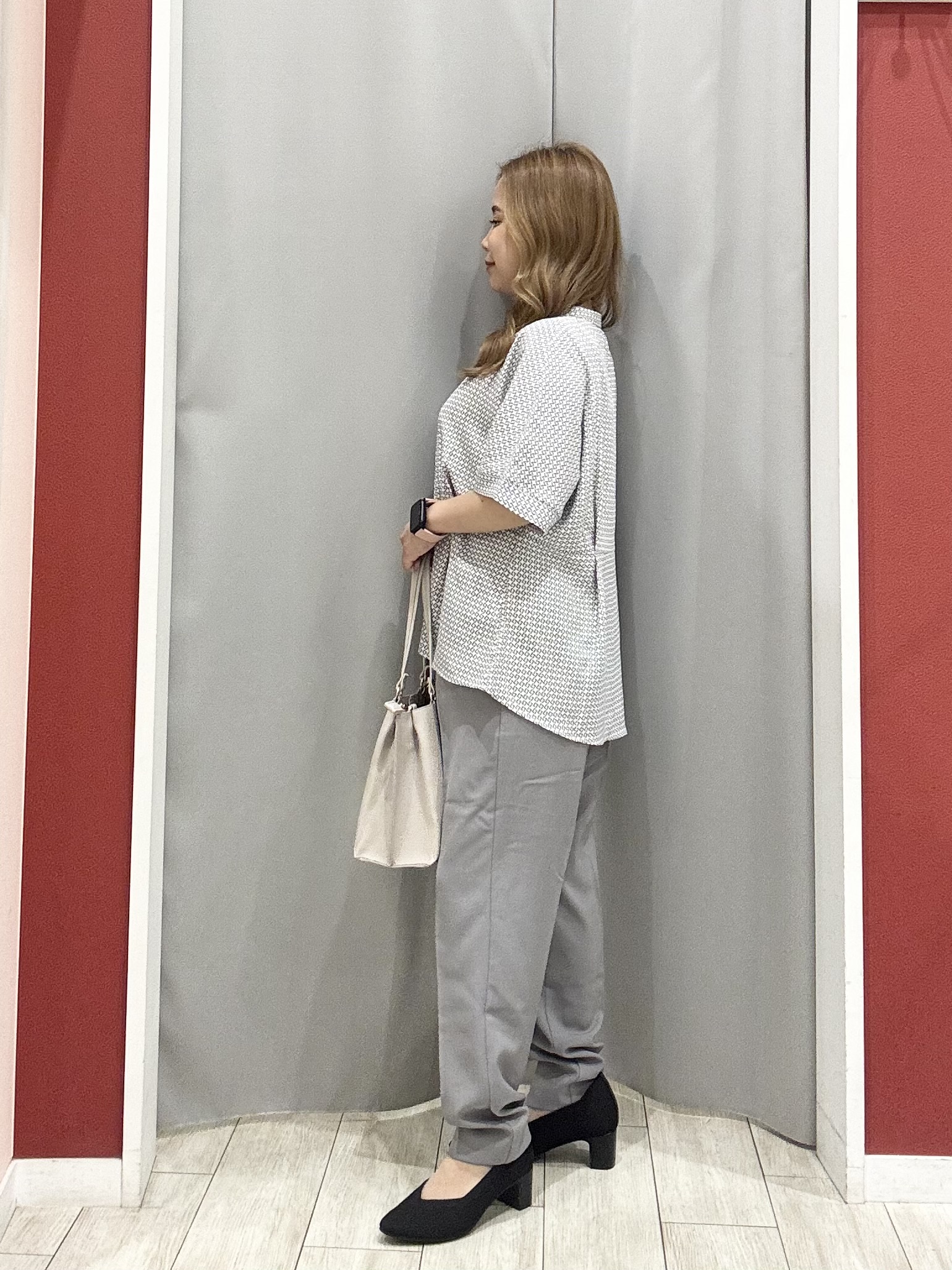 shioさんの「SHOO･LA･RUE｜【UV/通勤】洗濯後しわになりにくい インしない ウエストタックペプラムブラウス」を使ったコーディネート