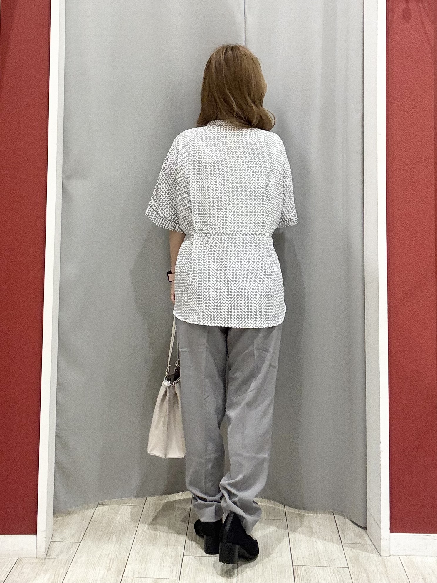 shioさんの「SHOO･LA･RUE｜【UV/通勤】洗濯後しわになりにくい インしない ウエストタックペプラムブラウス」を使ったコーディネート