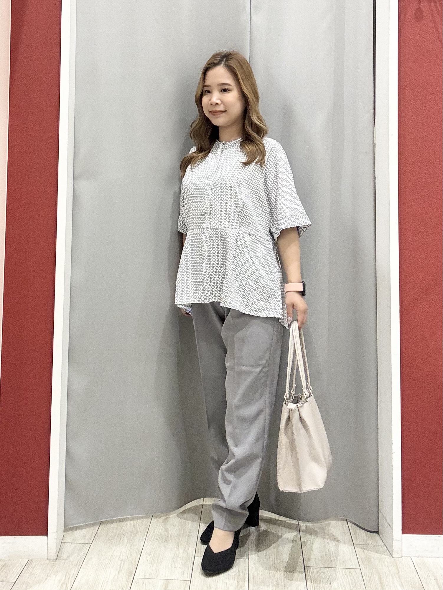 shioさんの「SHOO･LA･RUE｜【UV/通勤】洗濯後しわになりにくい インしない ウエストタックペプラムブラウス」を使ったコーディネート