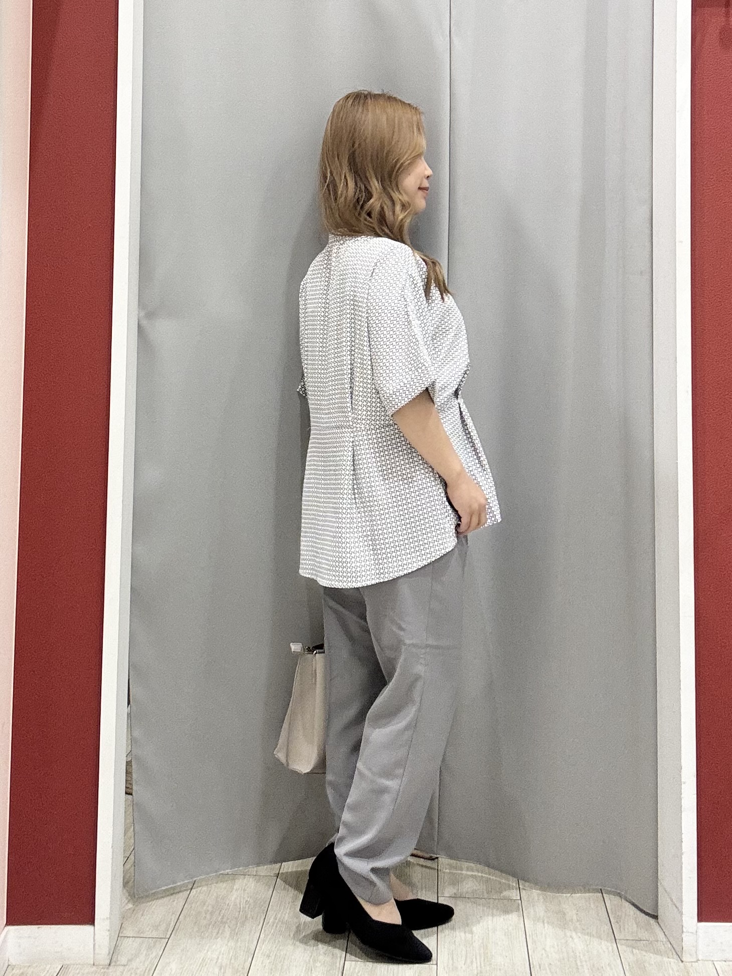 shioさんの「SHOO･LA･RUE｜【UV/通勤】洗濯後しわになりにくい インしない ウエストタックペプラムブラウス」を使ったコーディネート