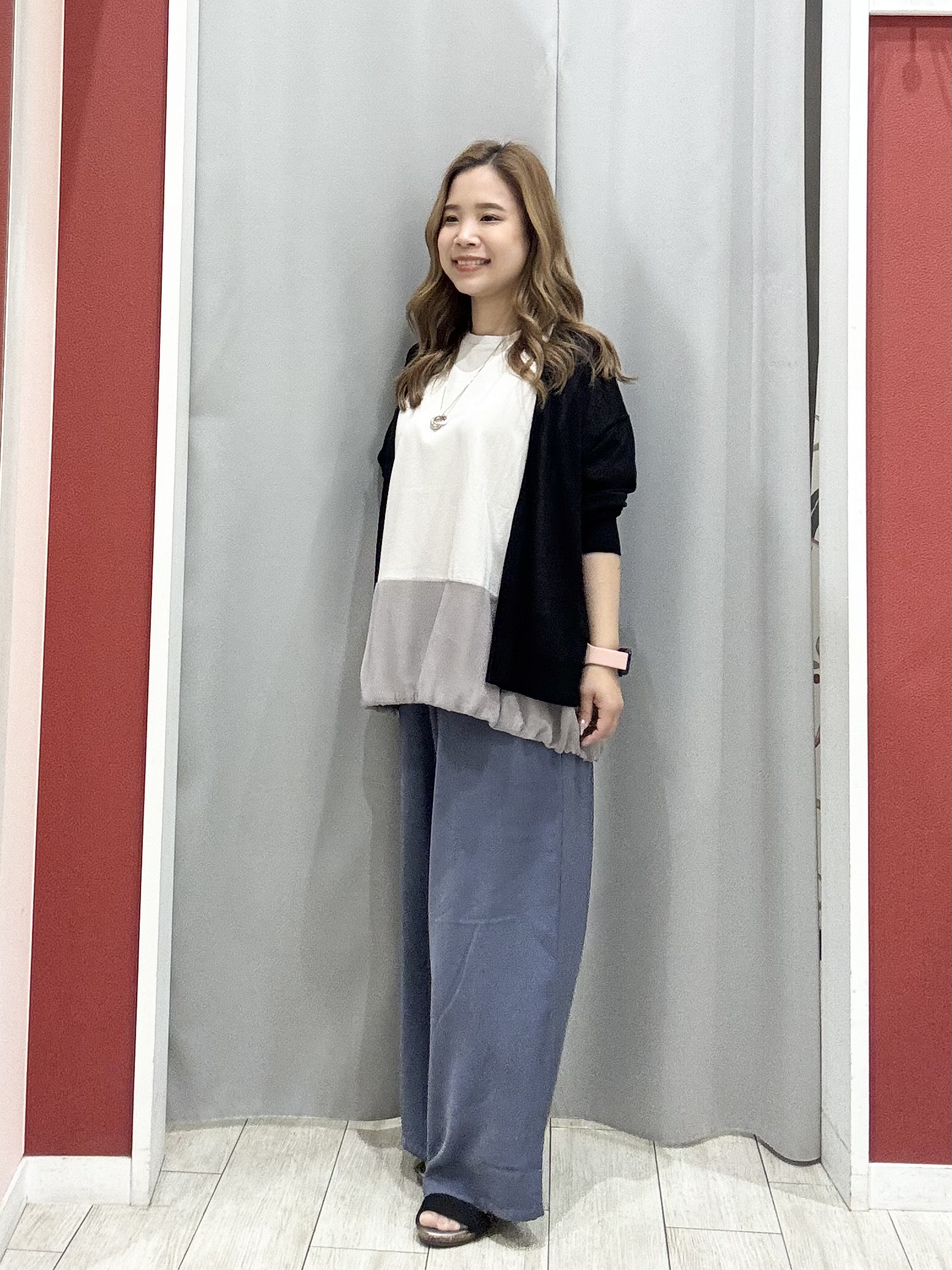 shioさんの「SHOO･LA･RUE｜【洗濯機可/S-LL】オンにもオフにも マルチに使えるボタンレスカーディガン」を使ったコーディネート